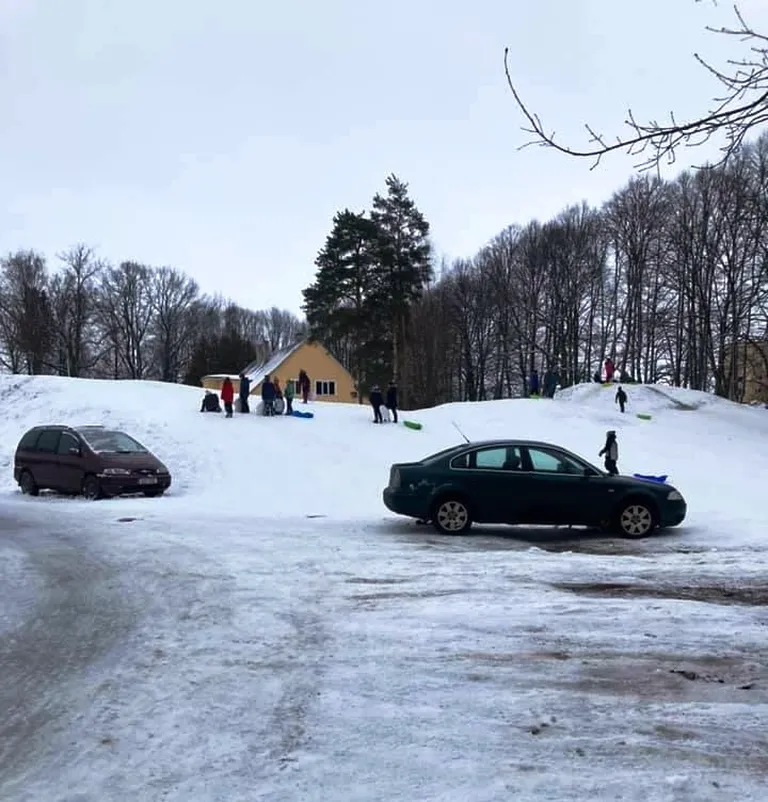 Автомобили припаркованы прямо перед горкой. Фото сделано 9 января.