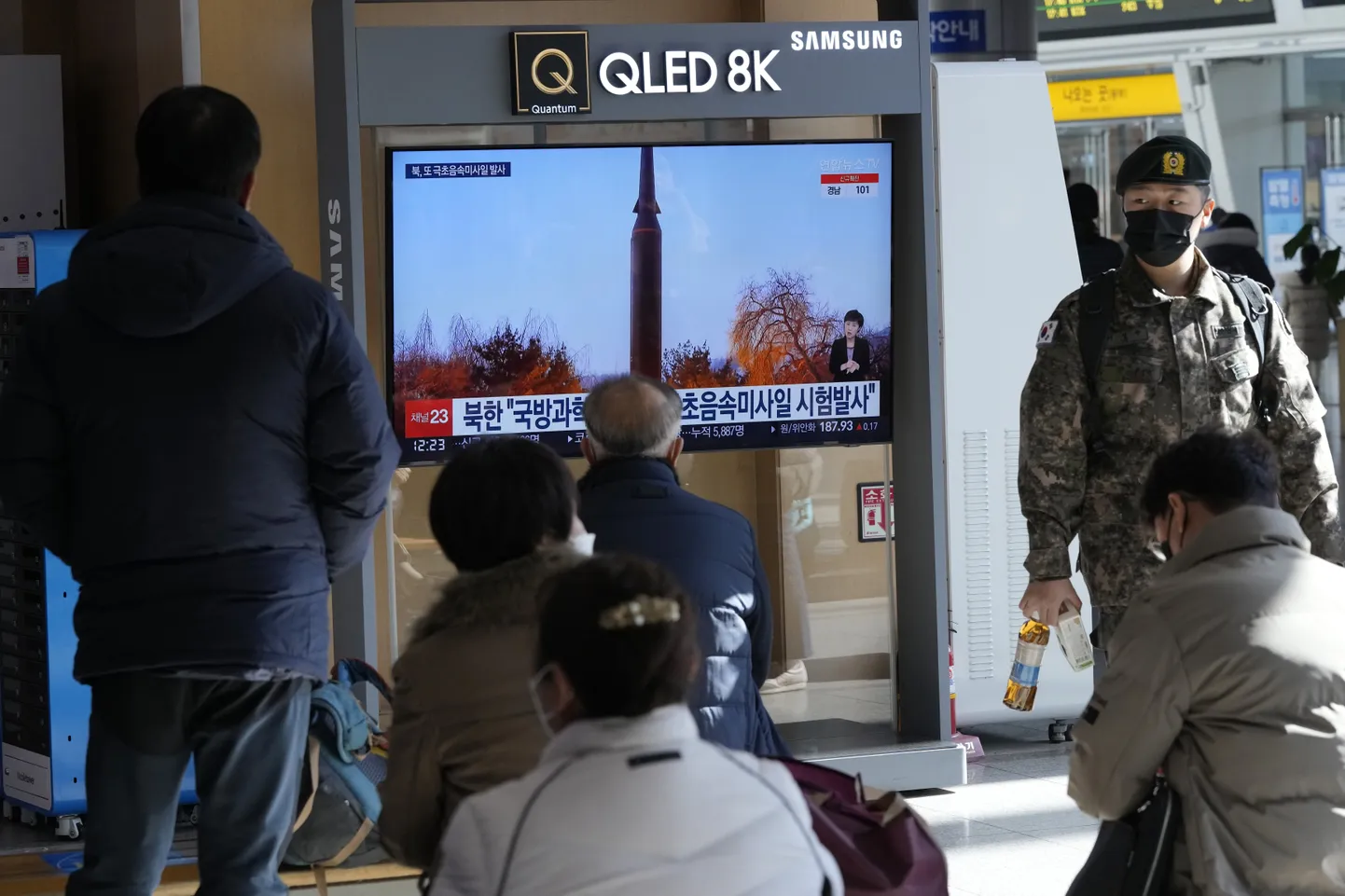Uudis Põhja-Korea raketikatsetusest Souli raudteejaama teleekraanidel.