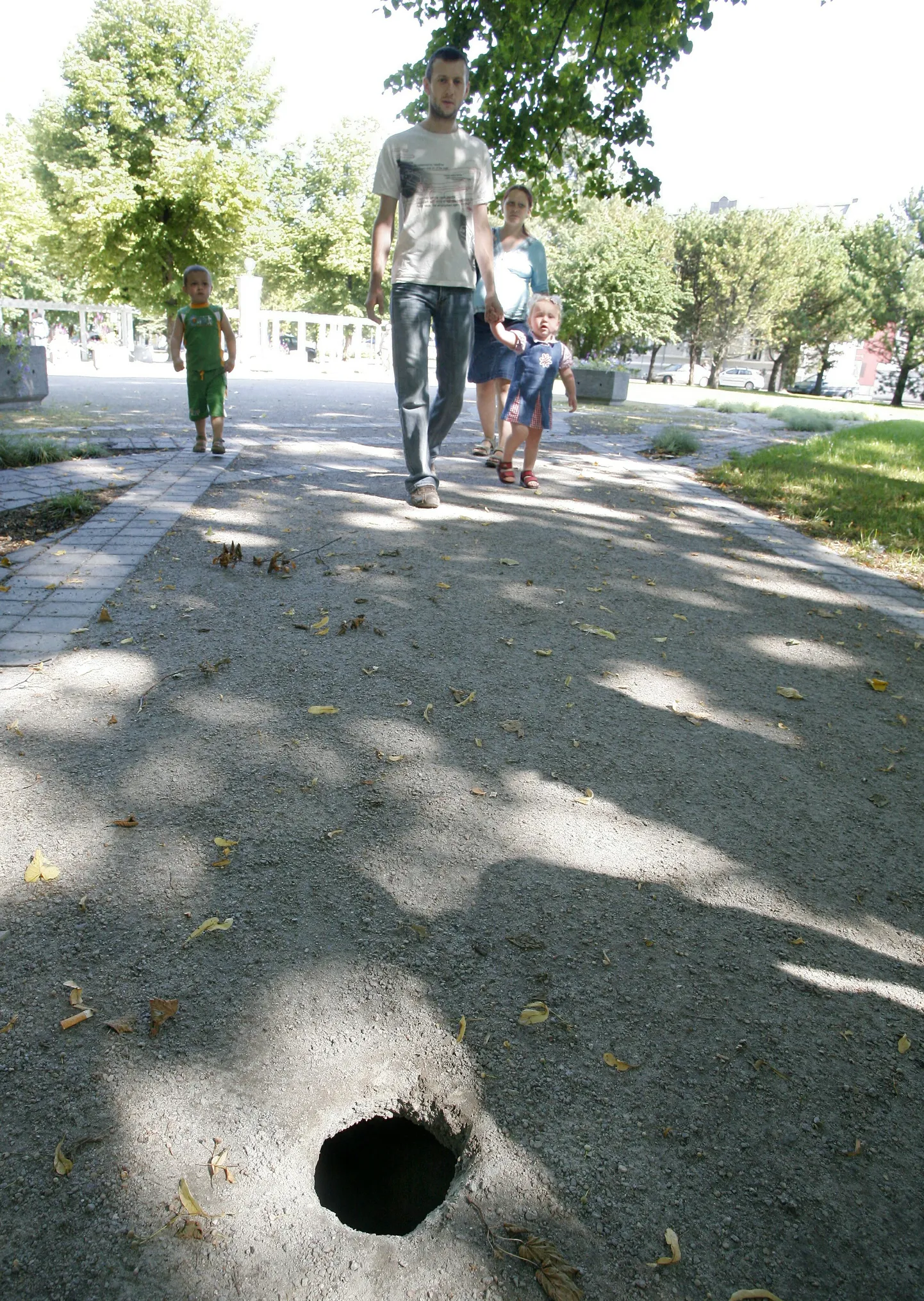 Pärnusse Jakobsoni parki tekkis 1,4 meetri sügavune auk.