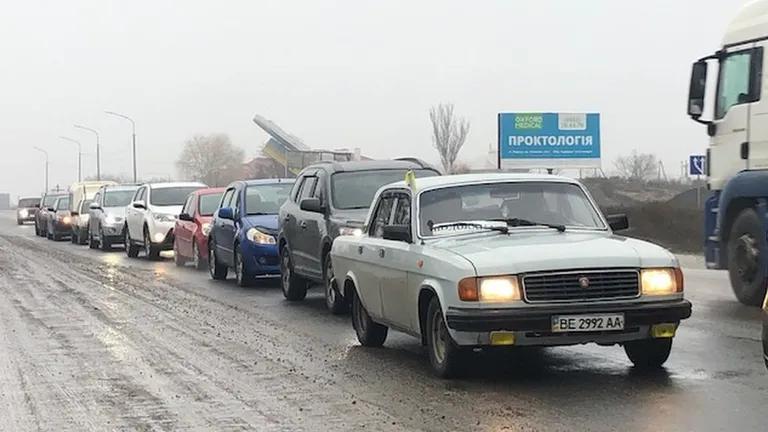 Эта колонна автомобилей покидала Херсон рождественским утром 25 декабря