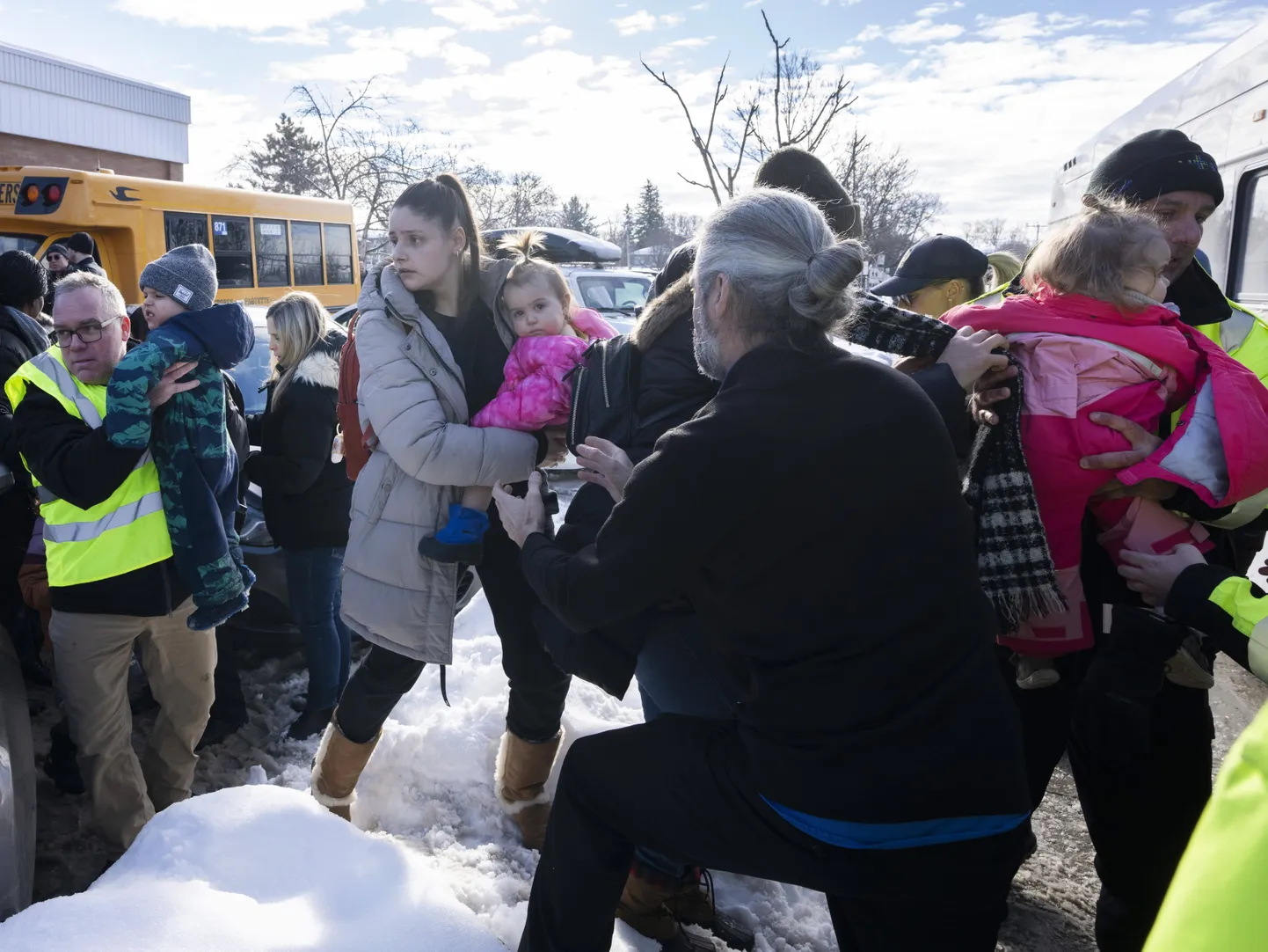 Montrealis rammis buss täna hommikul lasteaeda, kaheksa inimest sai vigastada.