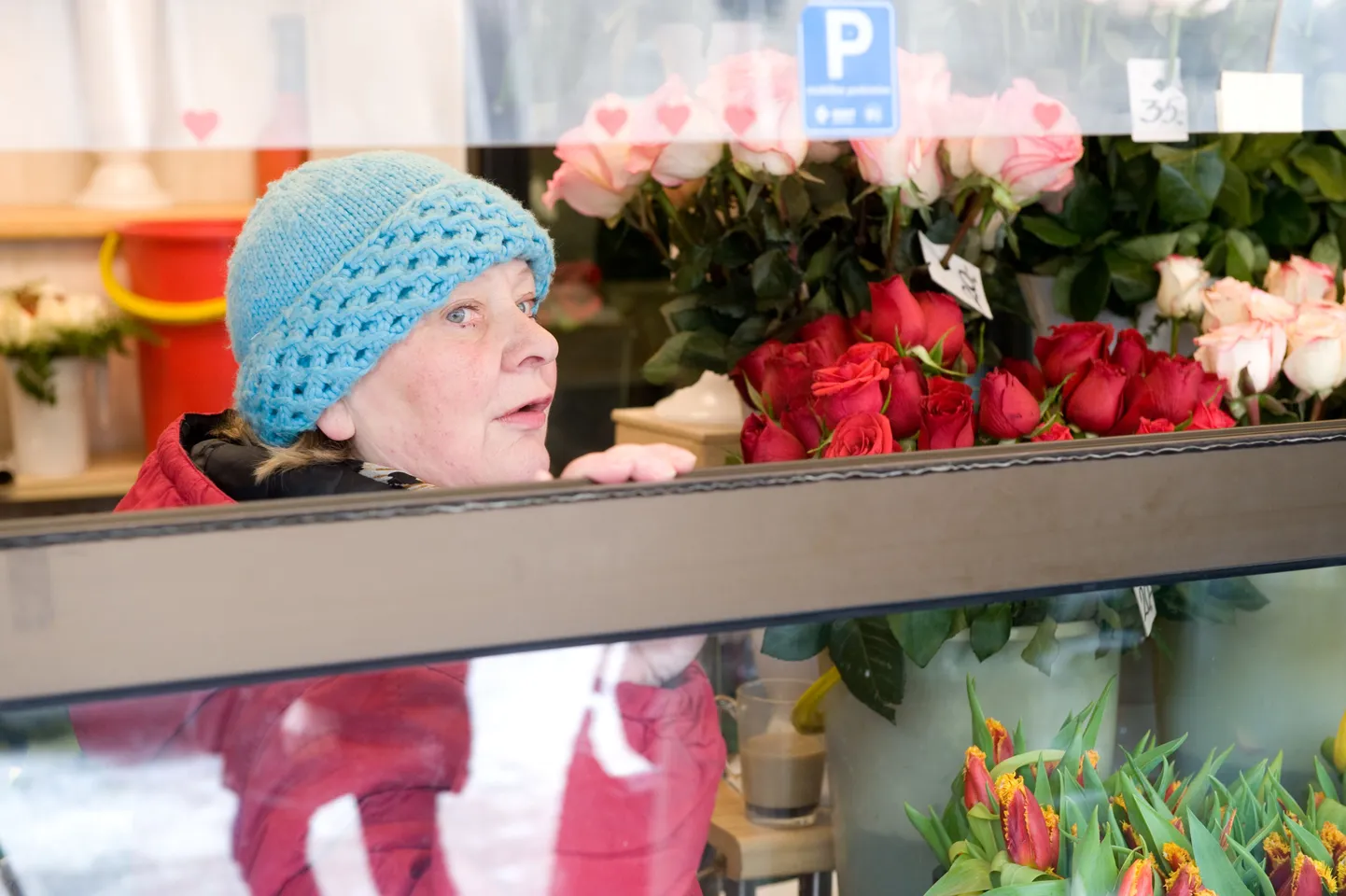 Naistepäeva lillemüüjad ja ostjad Viru tänava lillekioskite juures.
Foto MIHKEL MARIPUU/POSTIMEES