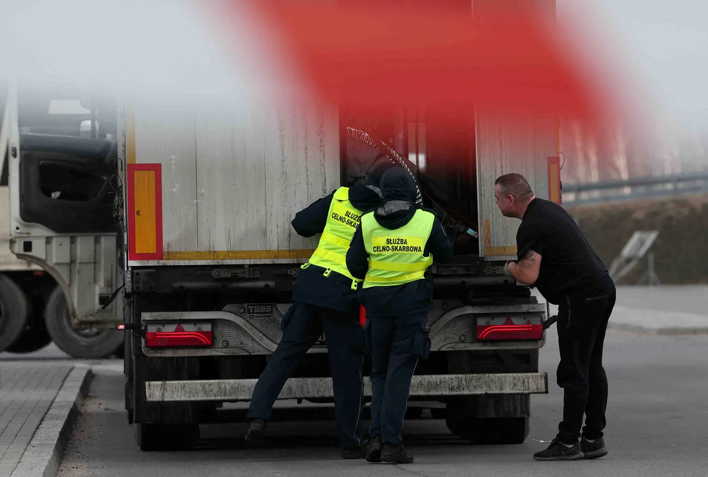 Tolliametnikud kaubikust keelatud kraami otsimas.