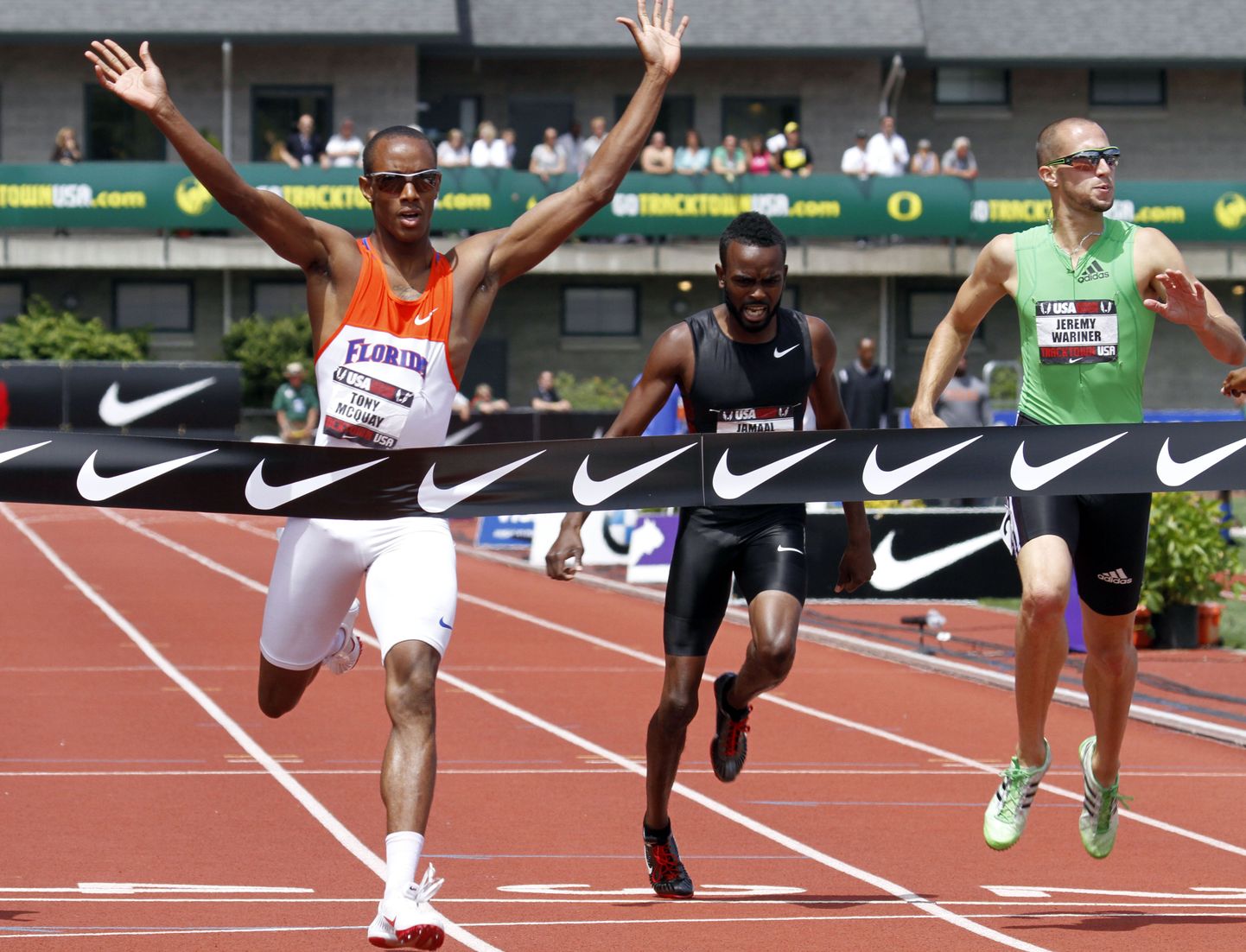 Tony McQuay (vasakul) üllatas 400 m jooksus Jeremy Warineri (paremal).