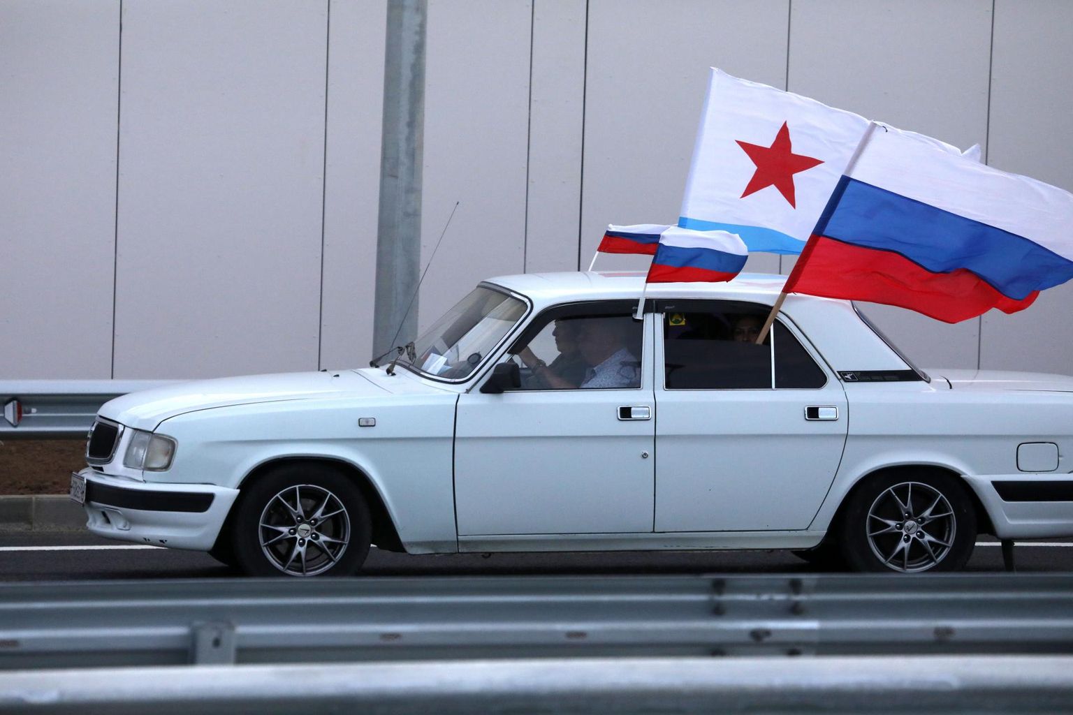 Venemaa lipp auto küljes. Pilt on illustratiivne.
