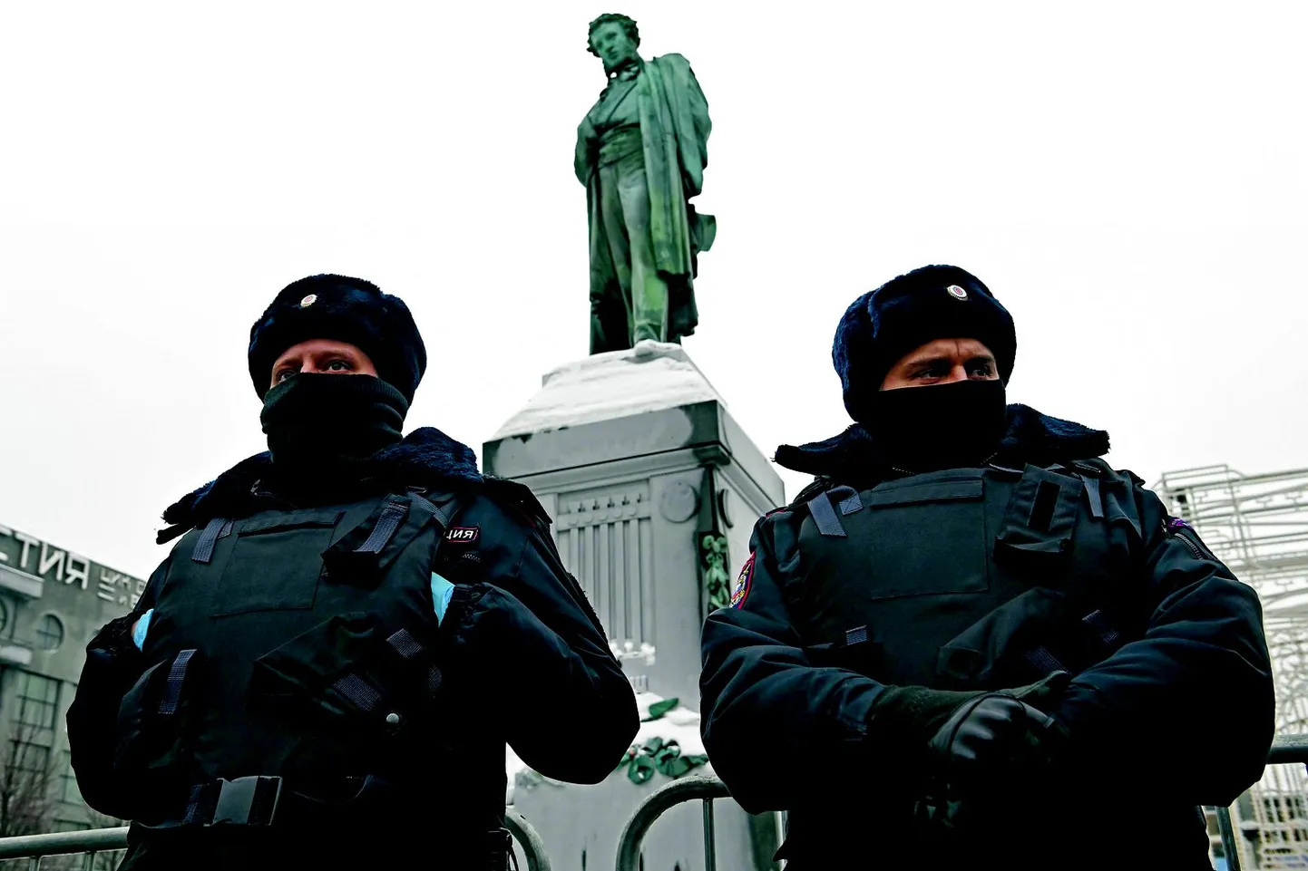 Moskvaski pole niisama lihtne Aleksander Puškinile austust avaldada. Pildil on politseinikud, kes blokeerivad ligipääsu klassikule 2021. aasta jaanuari protestide ajal.