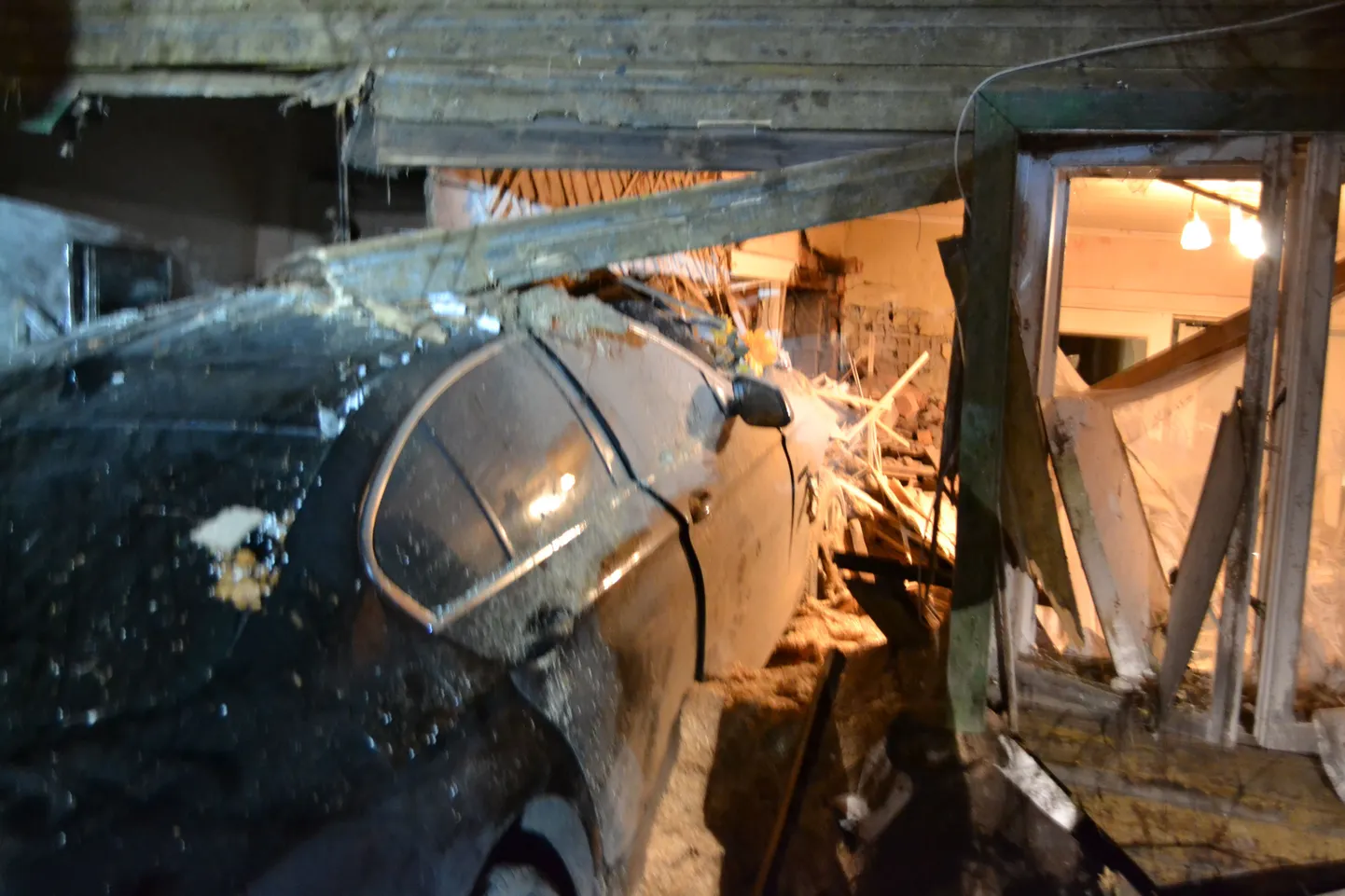 Võimsa õhulennu teinud auto maandus majas.