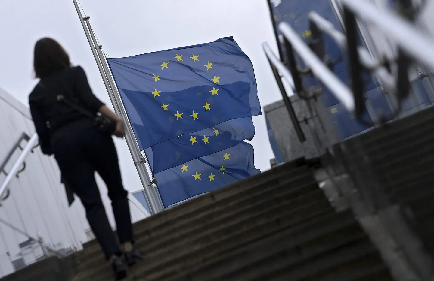 Naisterahvas rühkimas üles trepist Euroopa Liidu energiaministrite kriisikoosoleku ajal Brüsselis 9. septembril 2022. Lipud on Briti kuninganna Elizabeth II mälestuseks pooles mastis.