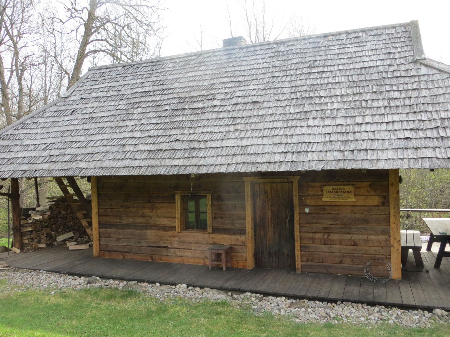 Teiste seas on külaliste ootel Kunstimäe talu. Pildil talu saun, mis on kahel aastal valitud ka Otepää saunamaratonil rahva lemmiksaunaks.