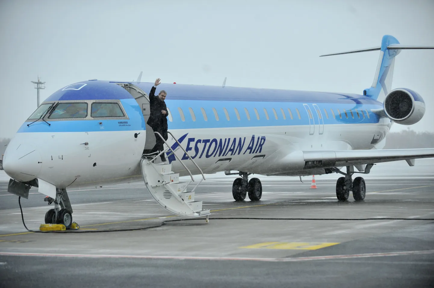 Selle aasta jaanuaris sai Estonian Air kätte esimese Bombardieri. Lennukist väljub ettevõtte endine juht Andrus Aljas.
