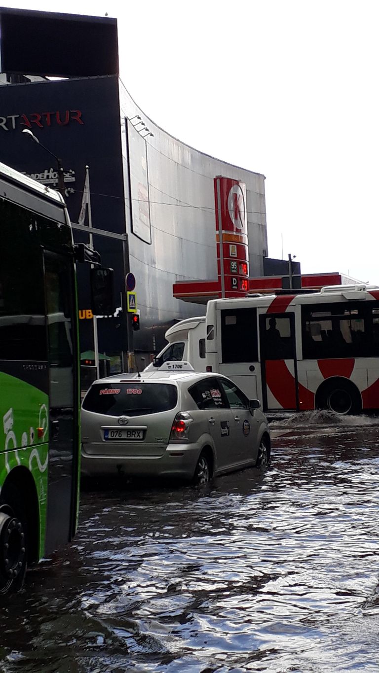 Uputus Pärnu bussijaama kõrval ristmikul.