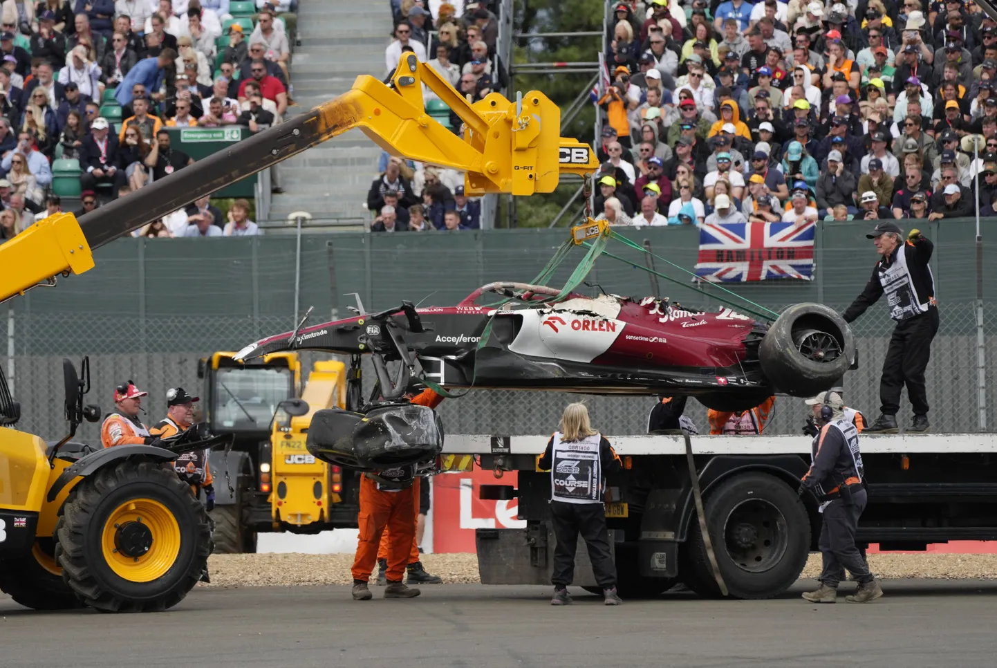 Guanyu Zhou Alfa Romeo pärast õnnetust.
