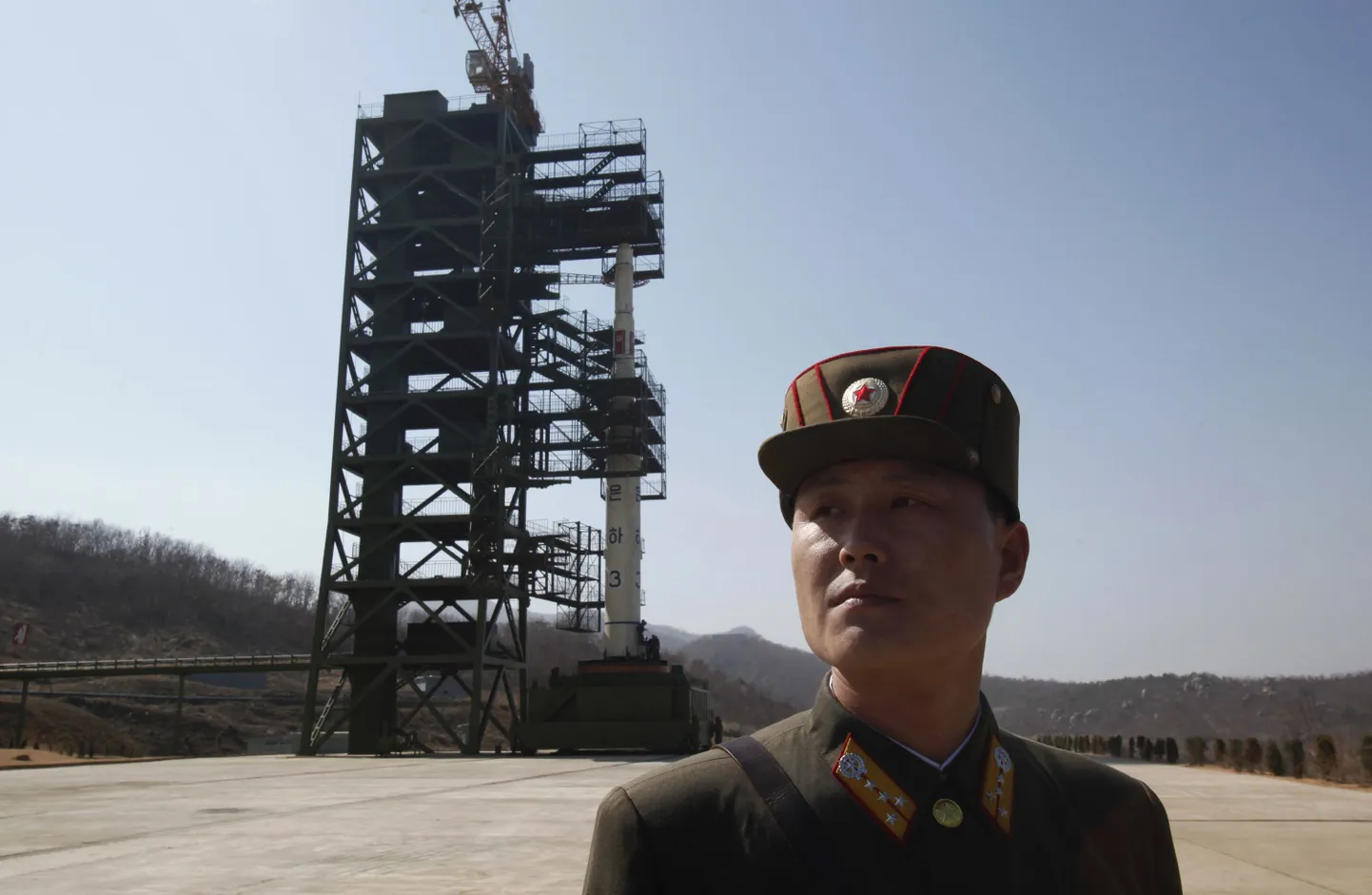 Põhja-Korea sõdur raketi ees valvet pidamas.