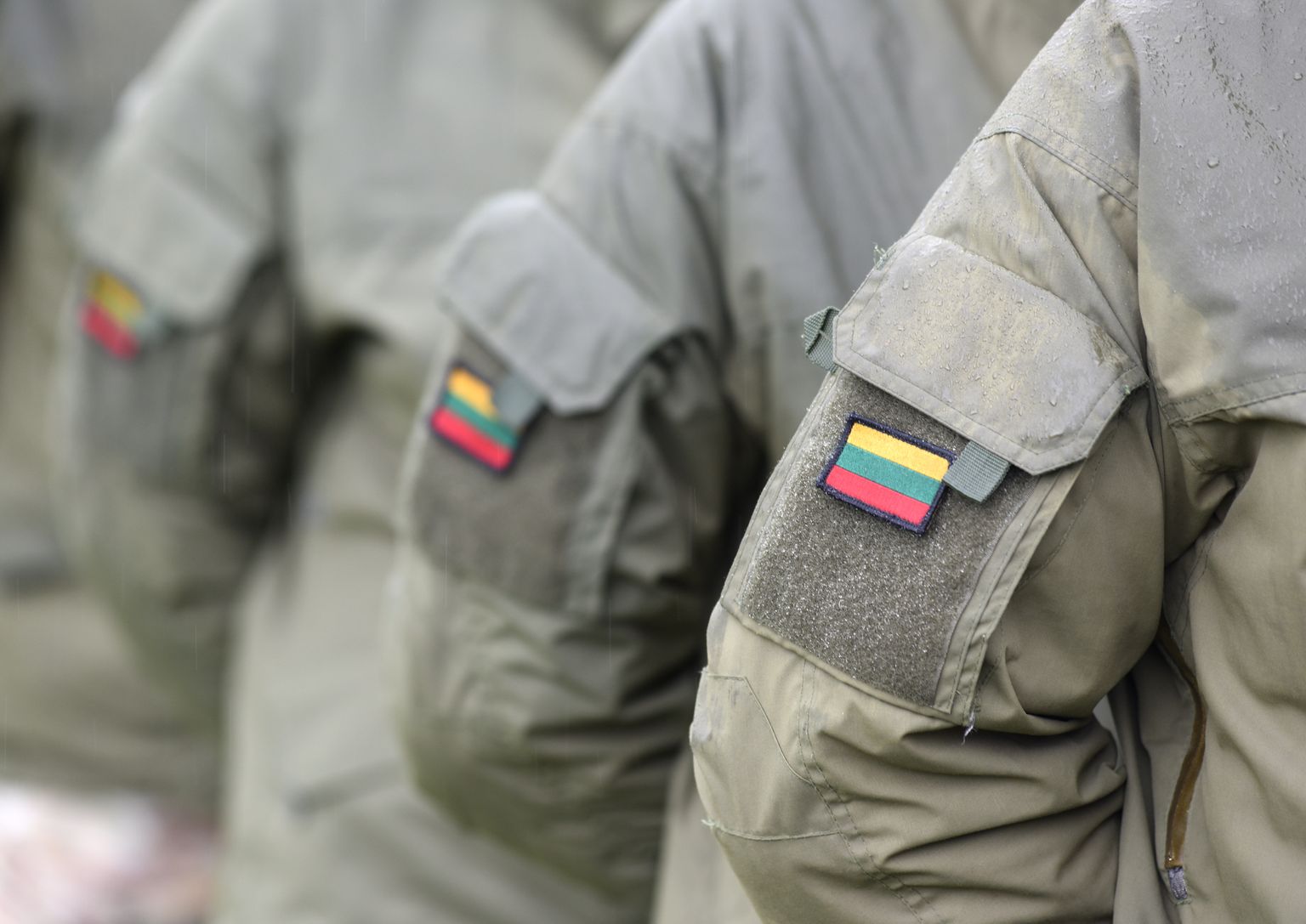 Militaarvormis leedukad, millel on Leedu lipp. Pilt on illustreeriv