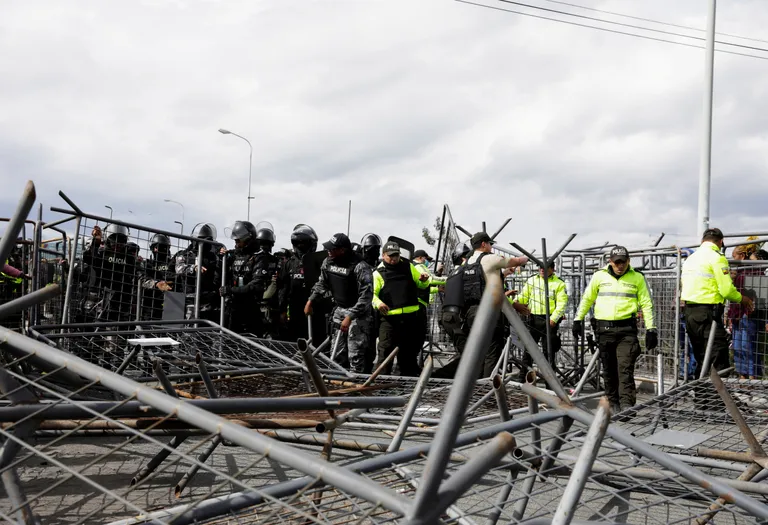 Ecuadori politsei pärast kokkupõrkeid Latacunga vangide lähedastega, kes tahtsid teada saada, mis on saanud nende perekonnaliikmetest pärast vanglamässu 4. oktoober 2022.
