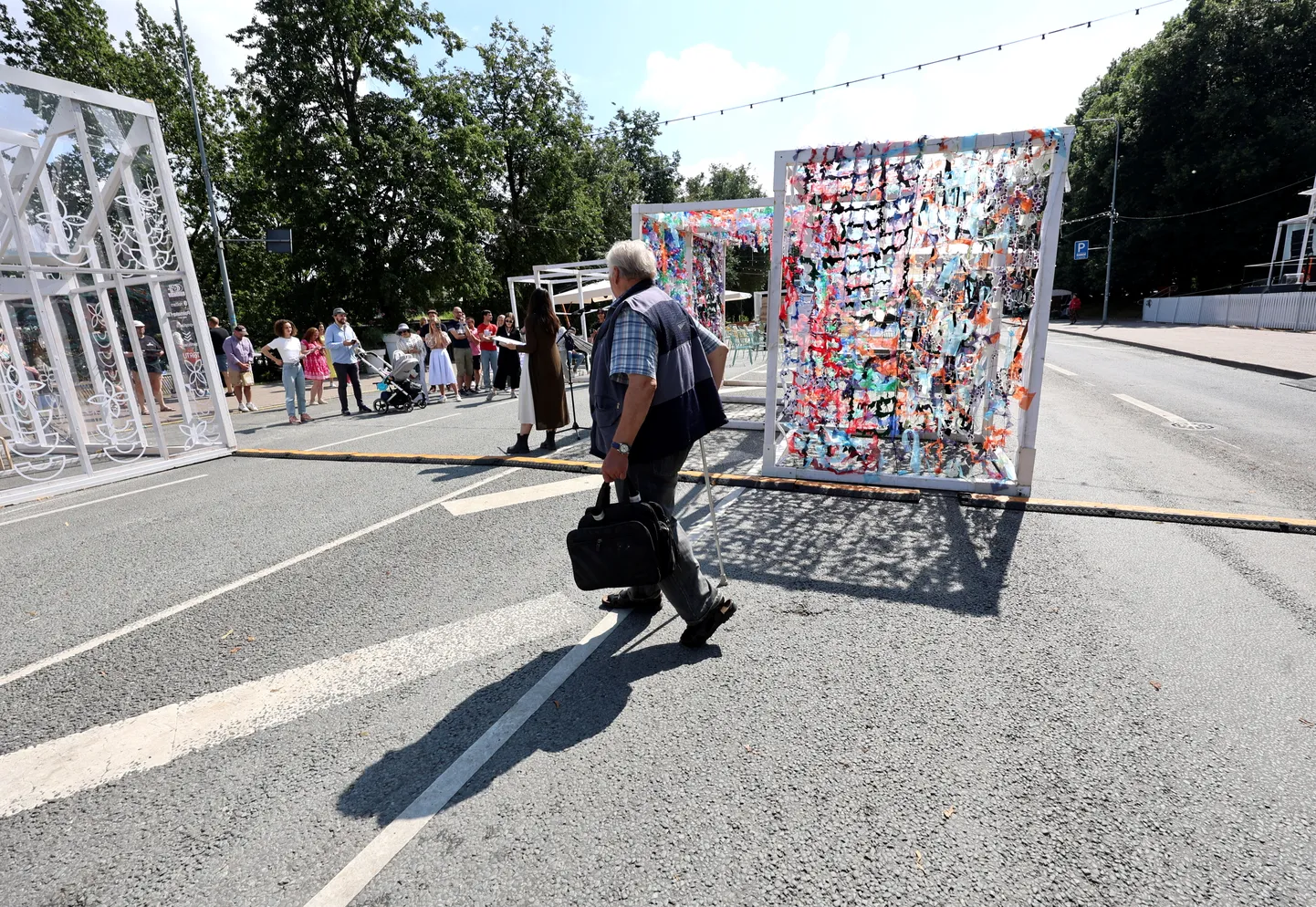 Tartus autovabaduse puiesteel esitletakse kogukondlikku kunstiteost «Emotsioonide kaleidoskoop». Sealsamas kõrval inimesi küsitledes saab ilmsiks, et emotsioone tekitab ka maksude tõus.