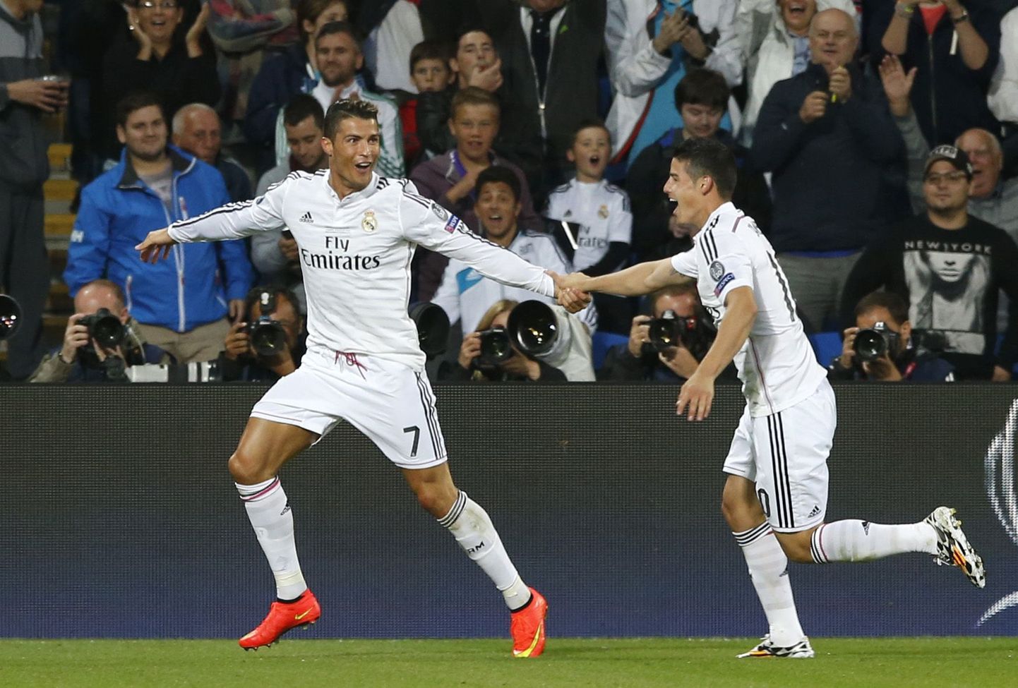 Cristiano Ronaldo ja James Rodriguez väravat tähistamas.