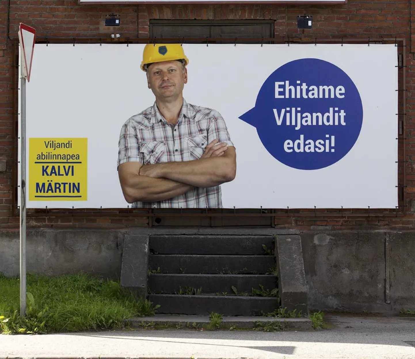 Kas Kalvi Märtin saab kohalike valimiste järel võimutreppi mööda edasi ronida või tuleb tal «Anna teed!» märgi taga seisatades konkurendid endast mööda lasta, näeme oktoobris. Valimiskampaania välireklaamide perioodile andis tema igatahes avapaugu.