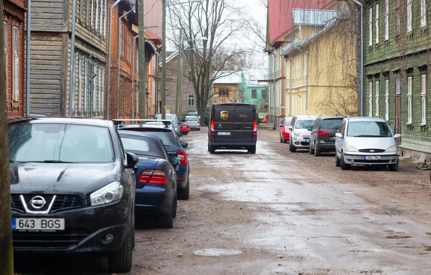 Autosid täis pargitud Lepiku tänav Supilinnas.