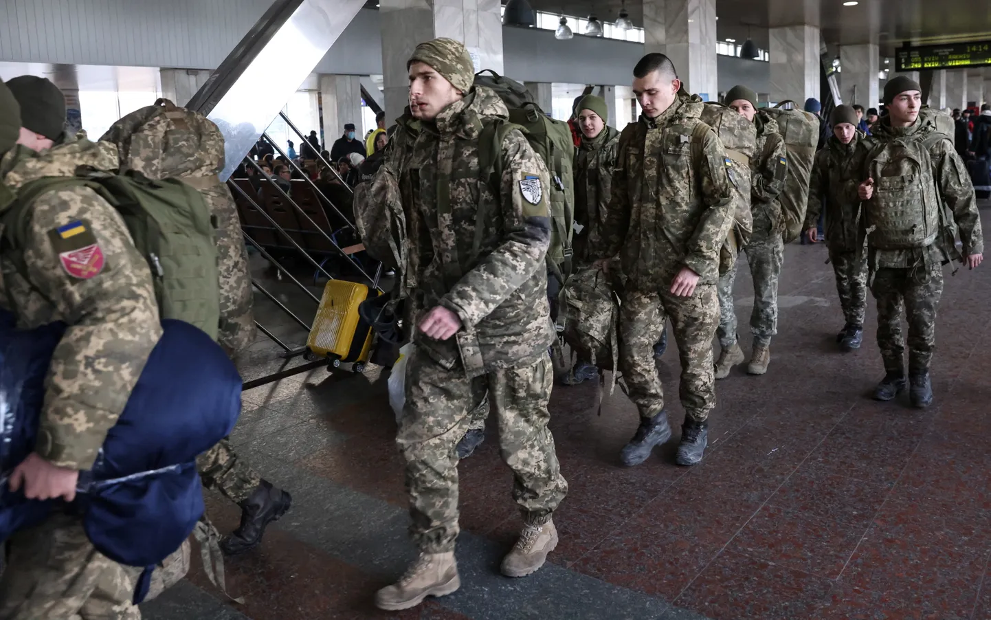 Ukrainas karavīri Kijevas centrālajā stacijā.