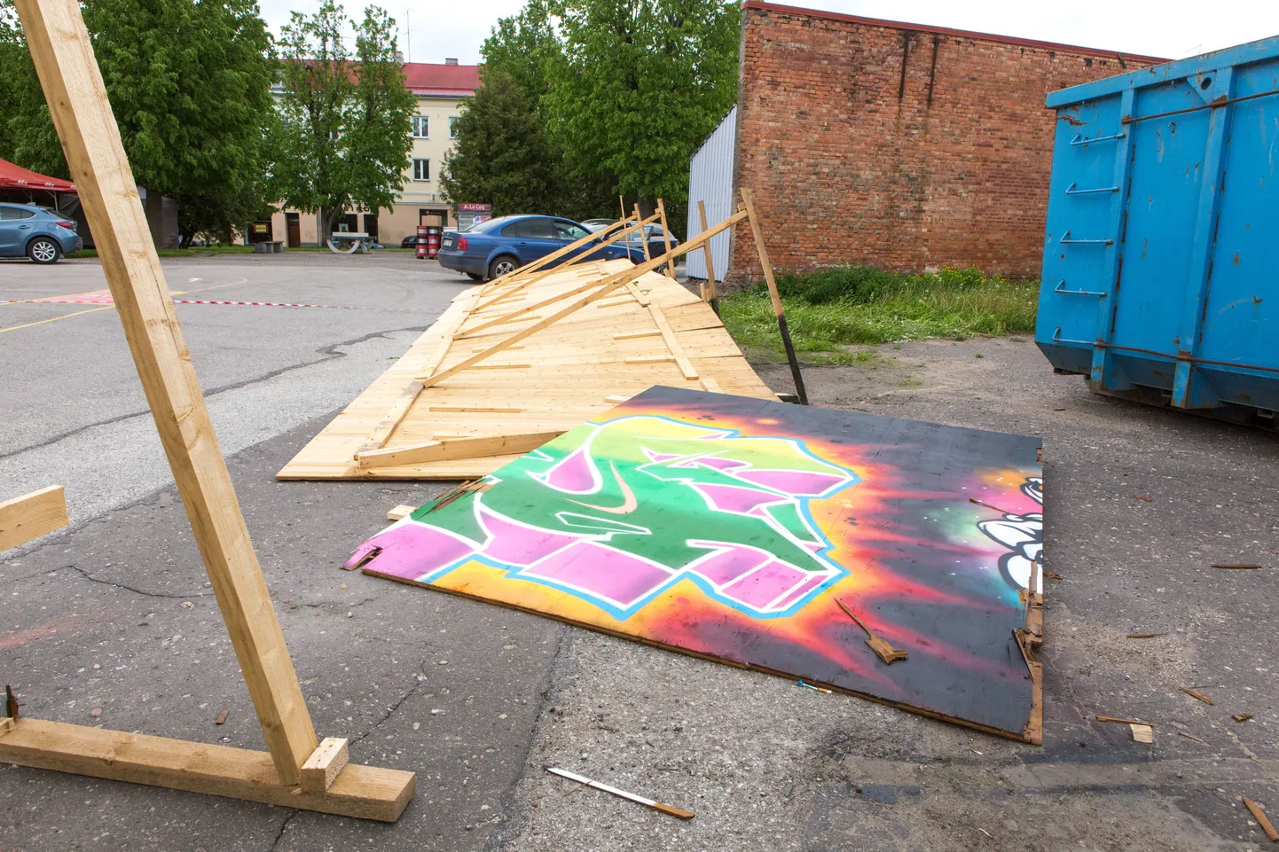 Tuul lükkas ümber Viljandi kesklinna püstitatud plangu ja rullis maja katuseplekki.