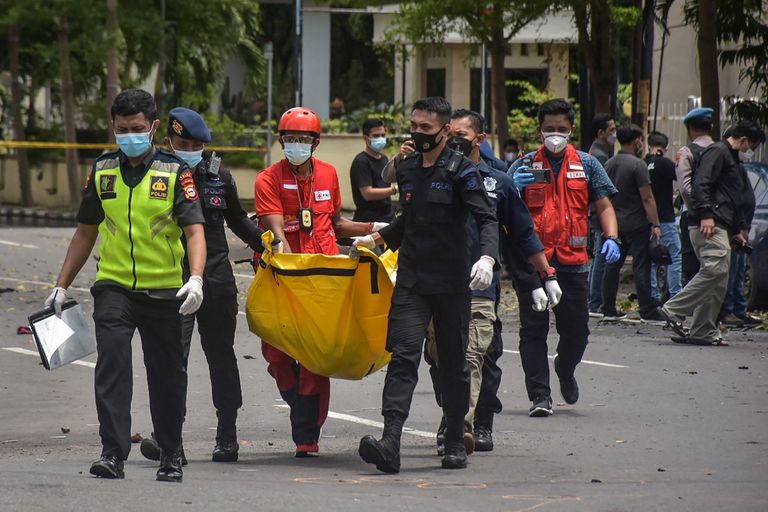 В городе Макассаре на индонезийском острове Сулавеси, расположенном к востоку от Борнео, в воскресенье, 28 марта, прогремел мощный взрыв у католического собора.