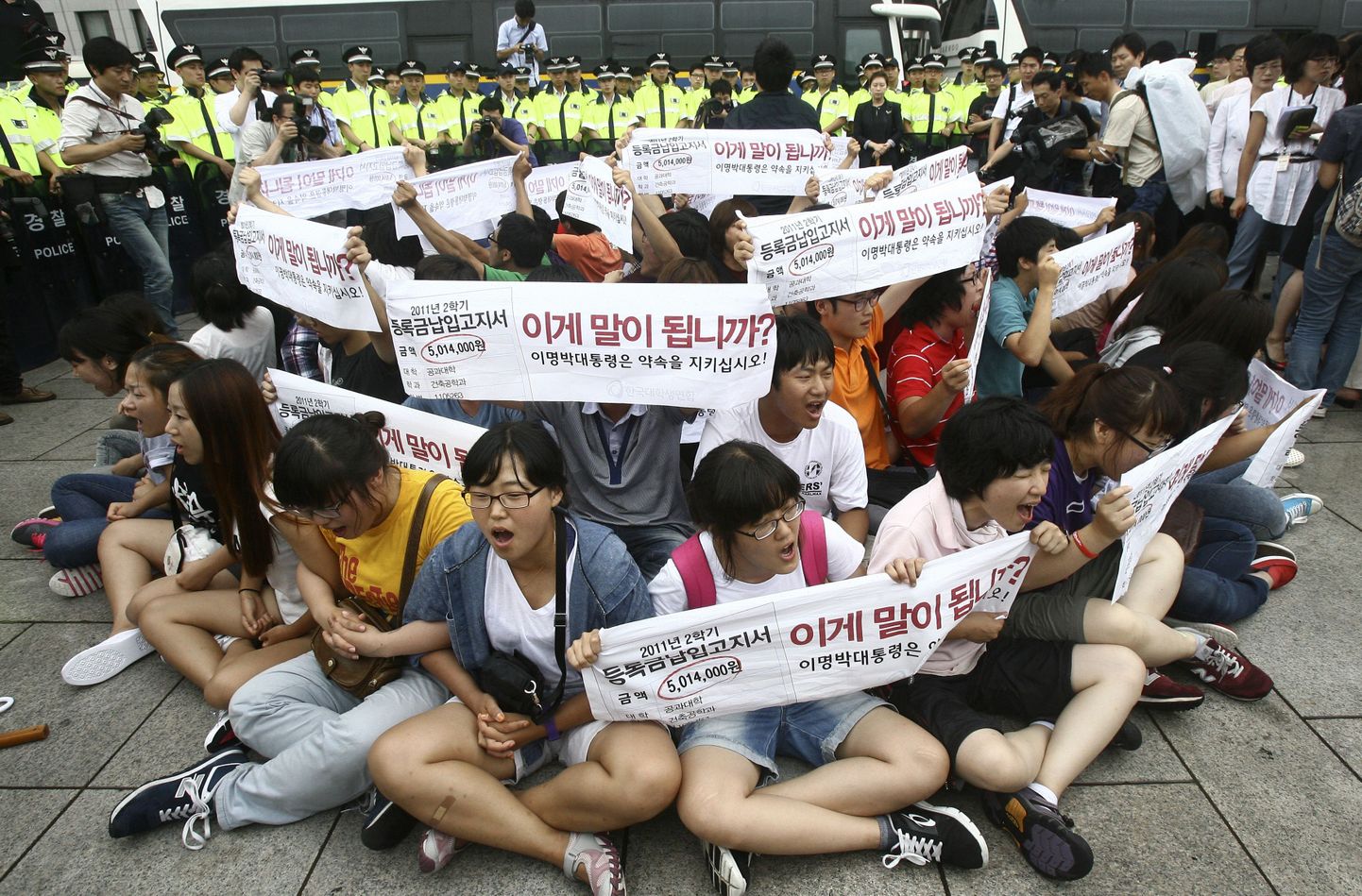 Üliõpilaste meeleavaldused 12. augustil Lõuna-Koreas, kus nõuti muuhulgas õppemaksude vähendamist ja valitsusepoolseid meetmeid noorte tööpuuduse vähendamiseks.