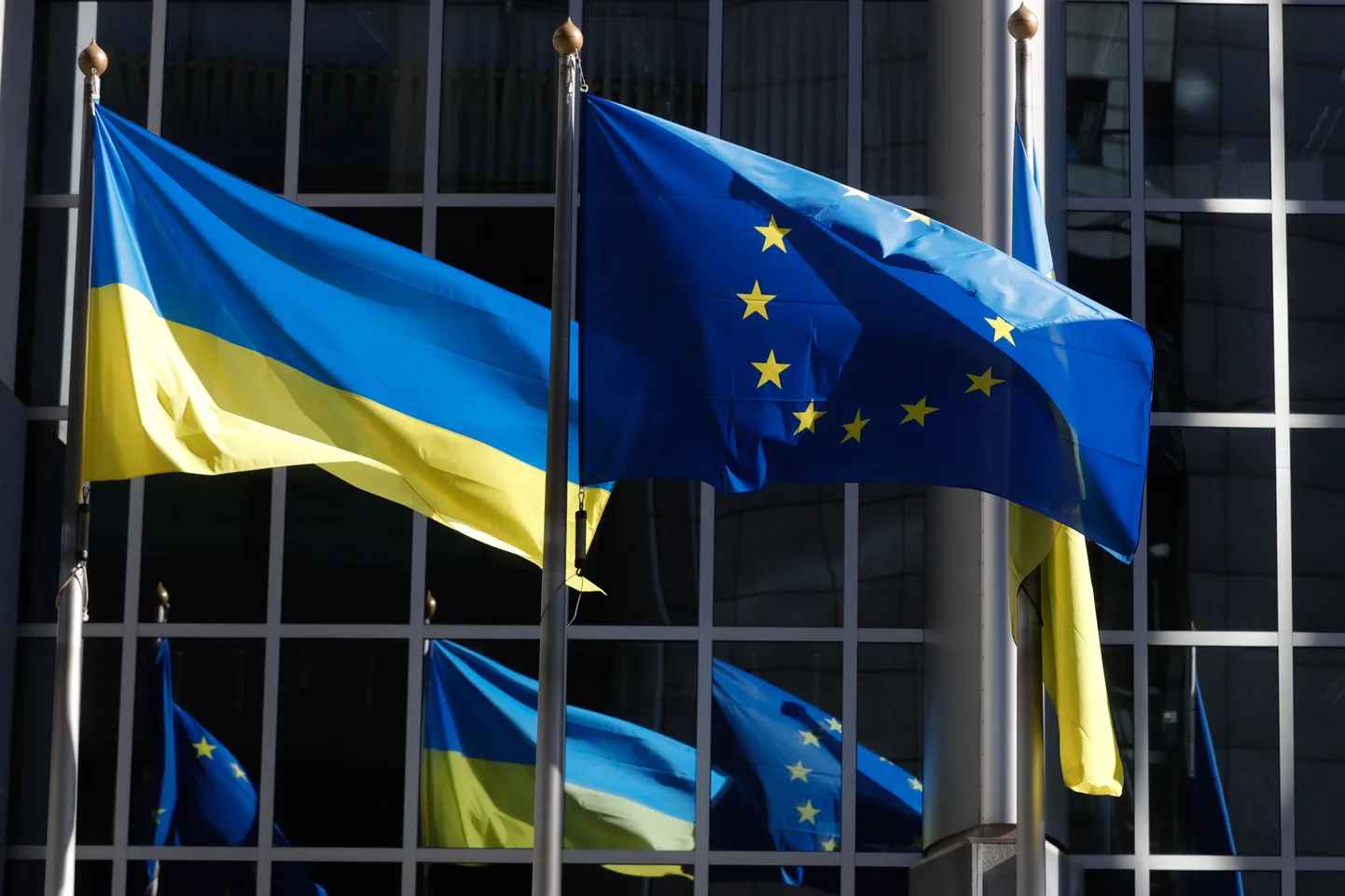 Ukraina lipud Euroopa Parlamendi hoone ees Brüsselis 28. veebruaril aastal 2022.