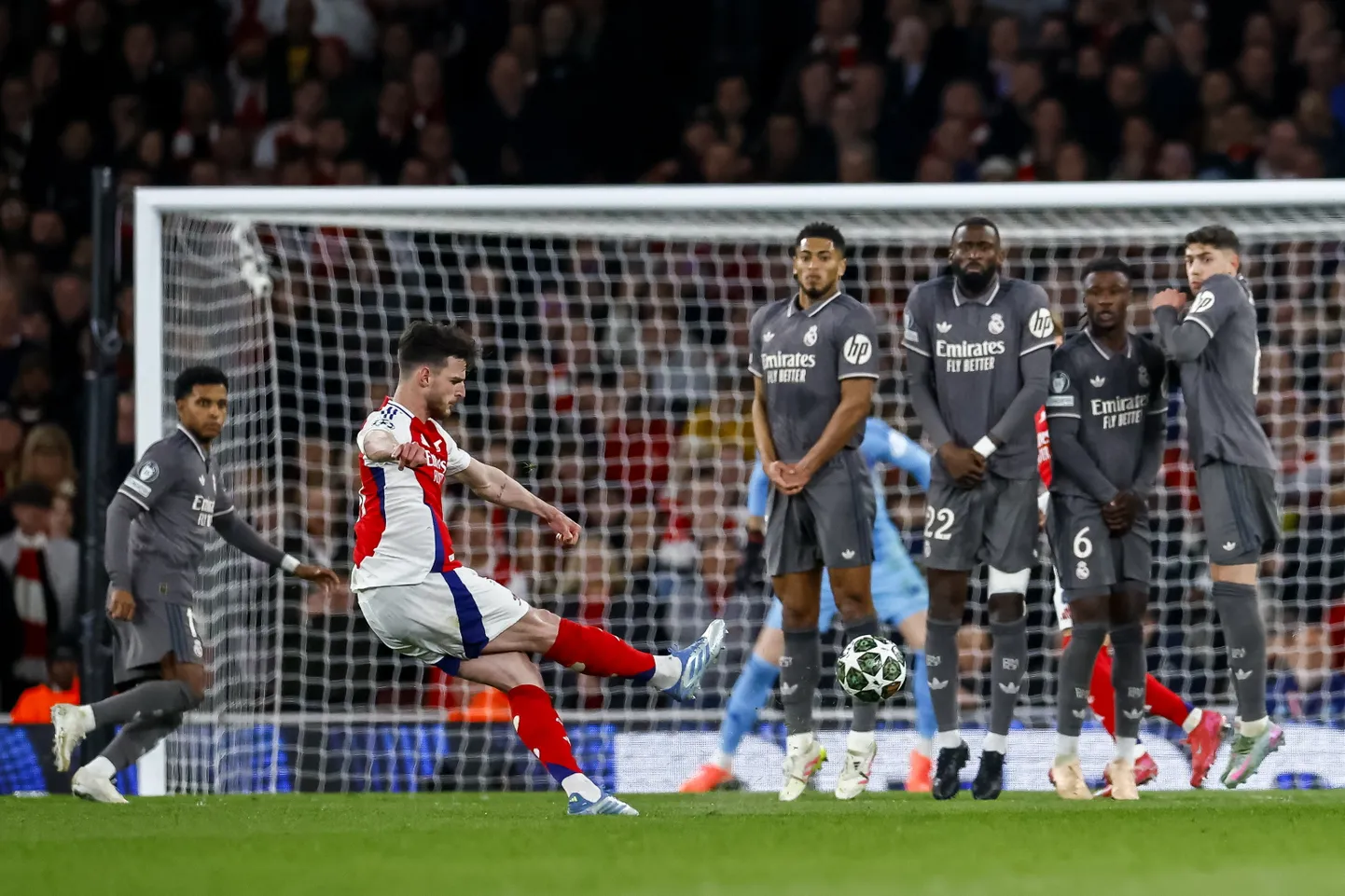 Londonas "Arsenal" futbolists Deklans Raiss izpilda tiešo brīvsitienu