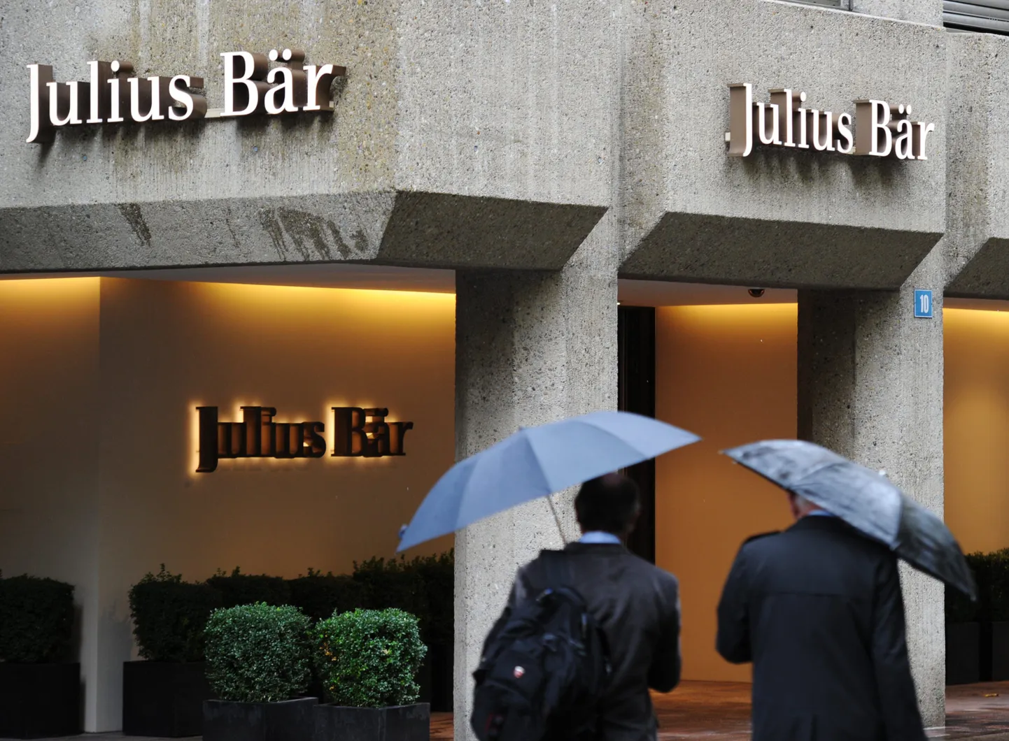 Šveitsi privaatpanga Julius Baer peakonteri aken Zürichis.
