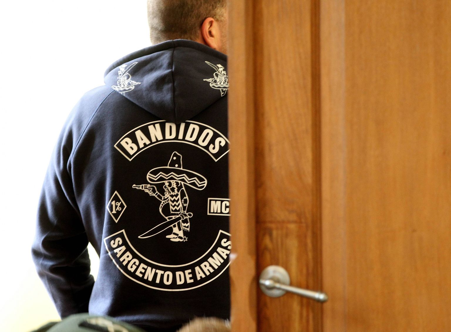 Bandidose logoga dressipluusis mees.