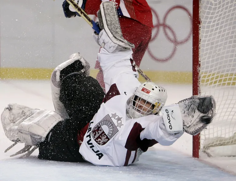Läti koondise väravavaht Arturs Irbe tegemas tõrjetööd 2006. aasta Torino olümpiamängudel.