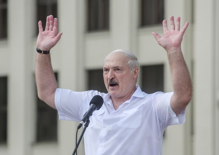 Valgevene president Aljaksandr Lukašenka pärast 9. augusti presidendivalimisi Minskis oma toetajate ees.