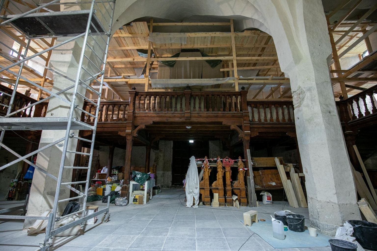 Haljala kiriku uuendustöid on tehtud mitmes järgus: alustati põrandast ja liigutakse järjest kõrgemale.