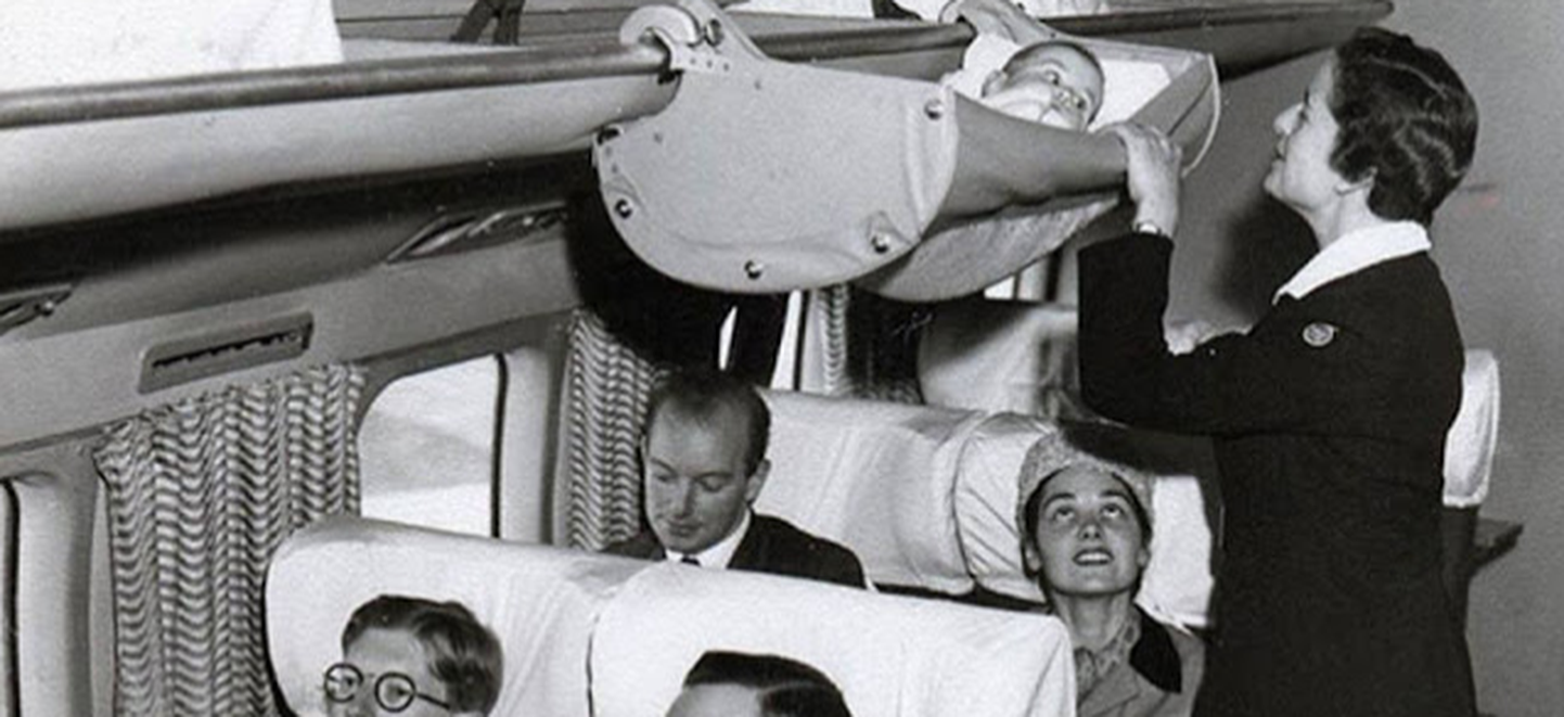Ребенок на борту самолета в 1950-х.