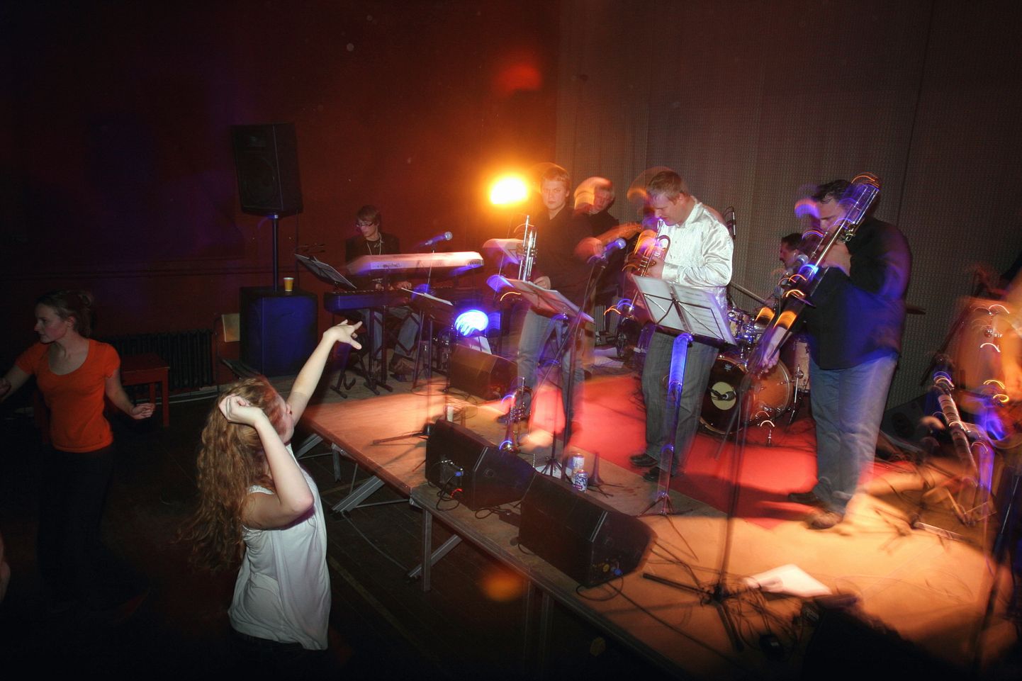 Aastavahetuse peol mängib tantsumuusikat ansambel Estraadiraadio.