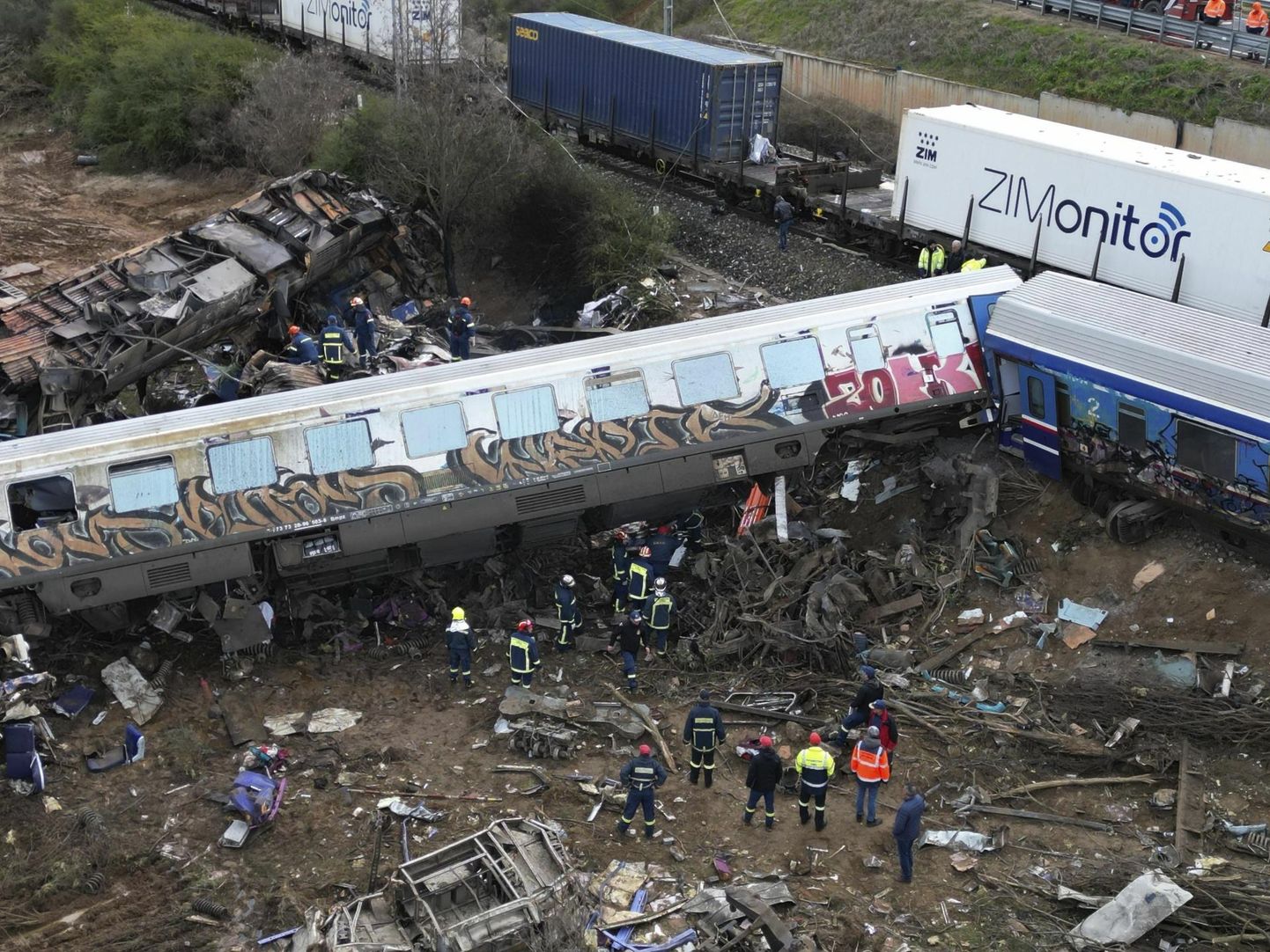 Päästetöötajad kammisid eile päeval ohvreid otsides läbi Kreekas Tempes toimunud rongiõnnetuses enim kannatada saanud reisivaguneid.