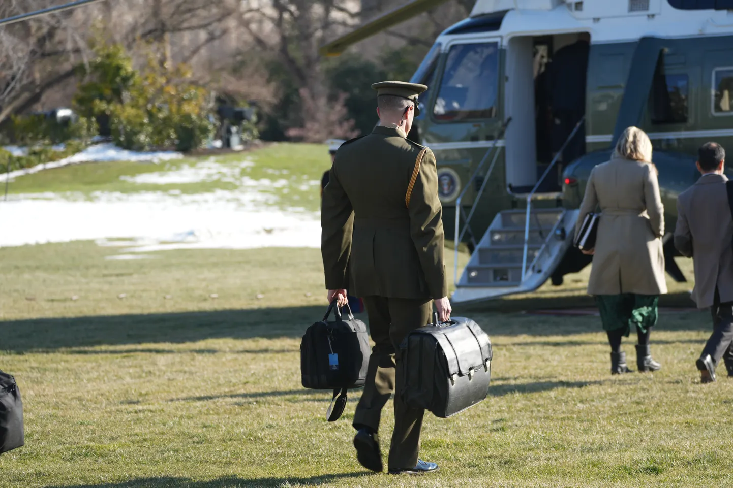 «Tuumajalgpall» järgnes 17. jaanuaril 2025 president Joe Bidenile Marine One helikopterile. President suundus Andrewsi ühendbaasi, et tänada sealseid sõjaväelasi nende teenistuse eest viimase nelja aasta jooksul.