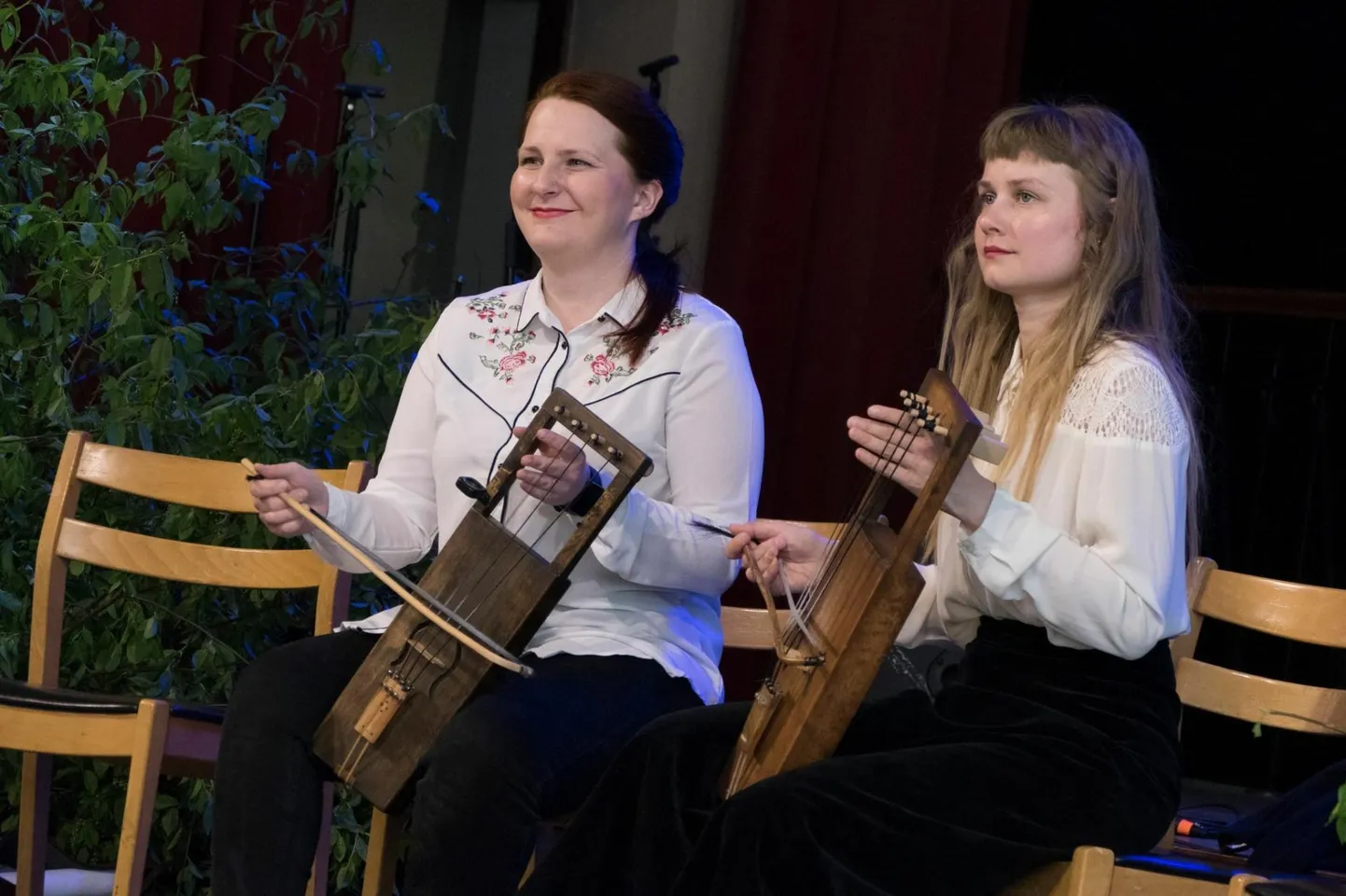 Liisa Koemets ja Sänni Noormets (paremal) on muusikud, kelle pilliparki kuulub Vormsi signatuurpill talharpa. Nende hingeasjaks on saare tantsude ja selle juurde kuuluva muusika taasavastamine, esitamine ja edasi õpetamine.