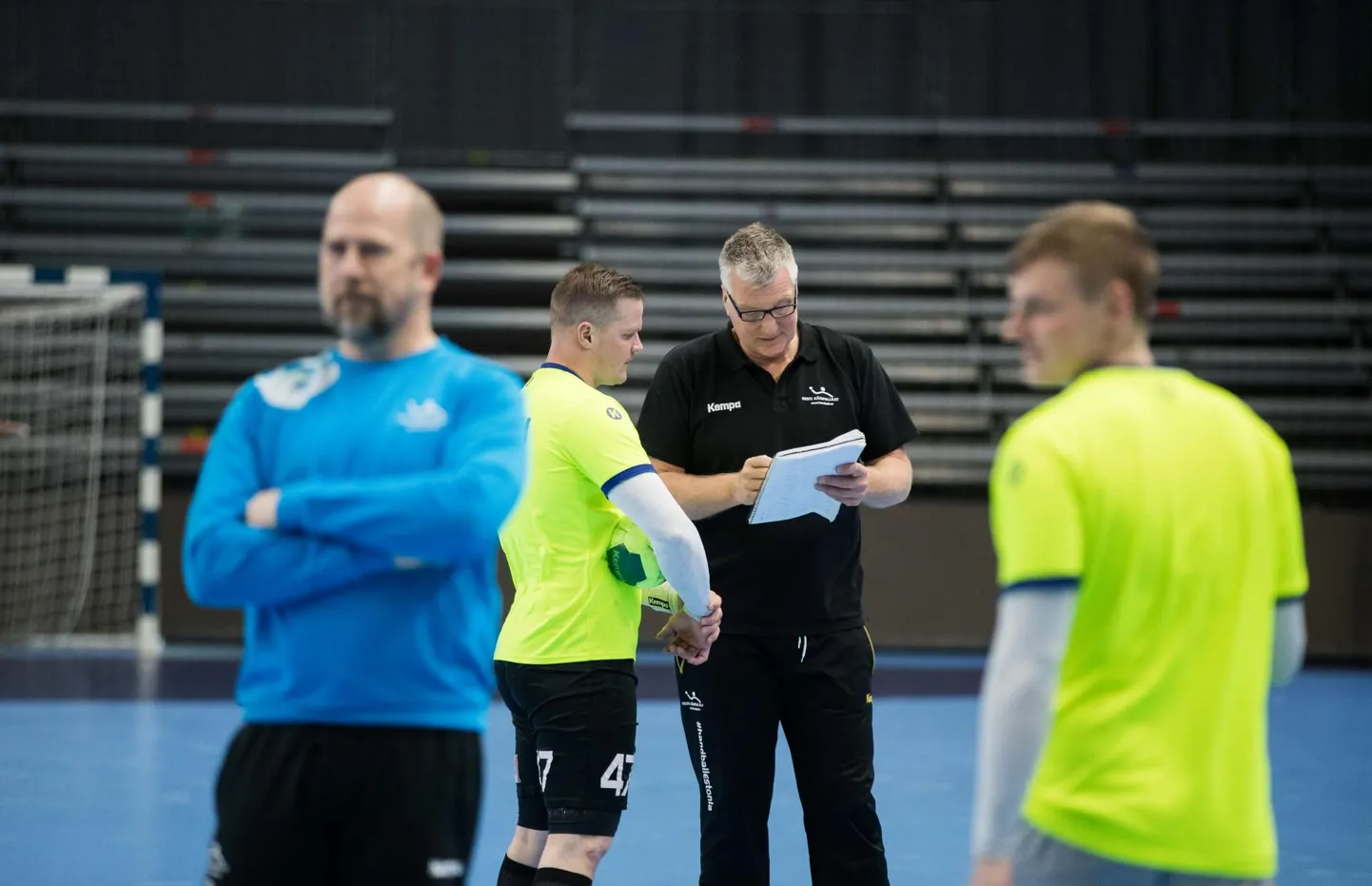 Thomas Sivertsson eilsel treeningul Kristo Voikale näpunäiteid jagamas, esiplaanil koondise uus väravavahtide treener Janne Ekman. FOTO: Tairo Lutter
