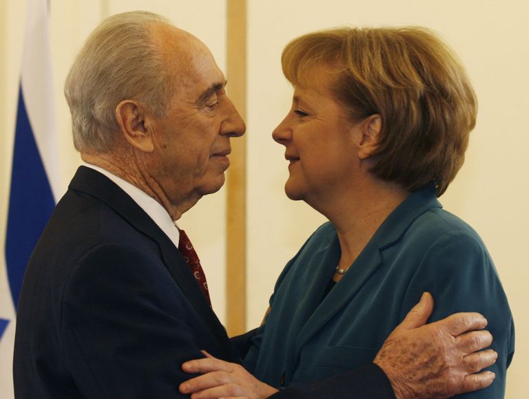 Shimon Peres ja Angela Merkel. Foto: AP/Sanpix