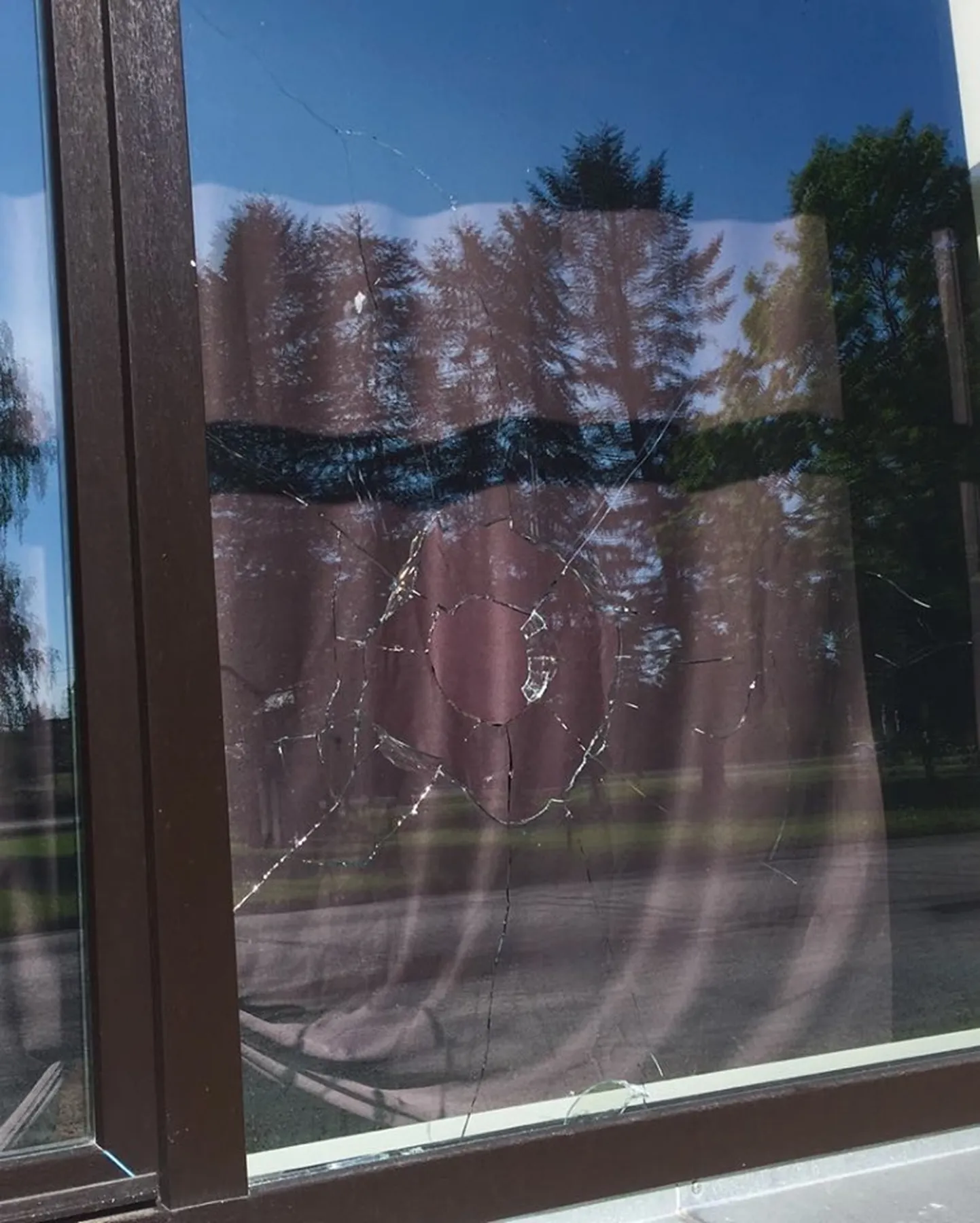Väätsa rahvamaja ühte aknasse otsustas keegi kivi lennutada
