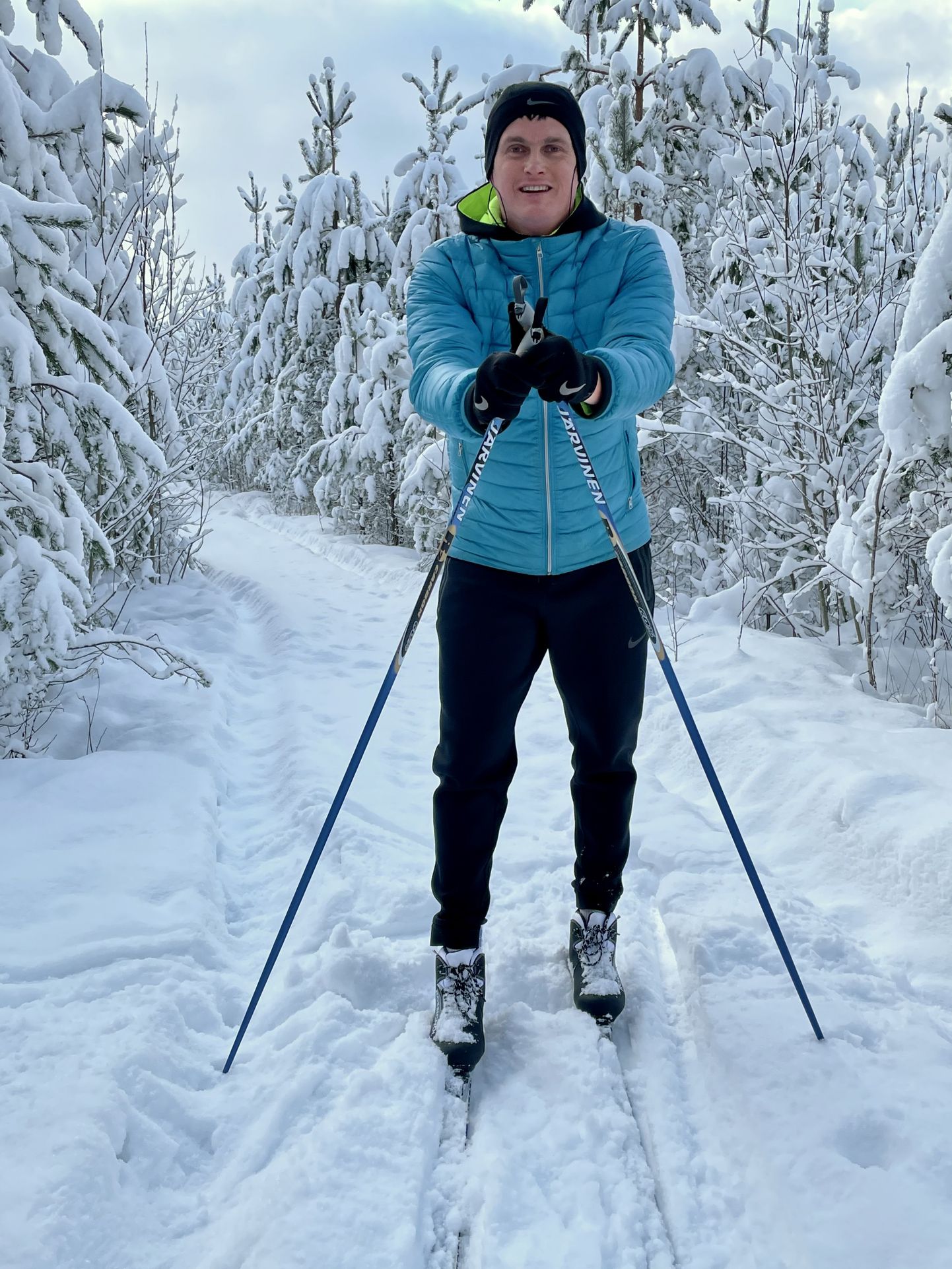 Временно безработный Алексей Евграфов встал на лыжи.