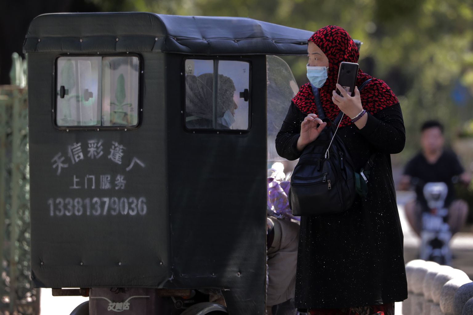 Maski kandev mosleminaine 4. augustil 2020 Pekingis, kus karmide piirangute viirustohjeldav mõju on näha täna avaldatud vähenenud nakatanute arvust.