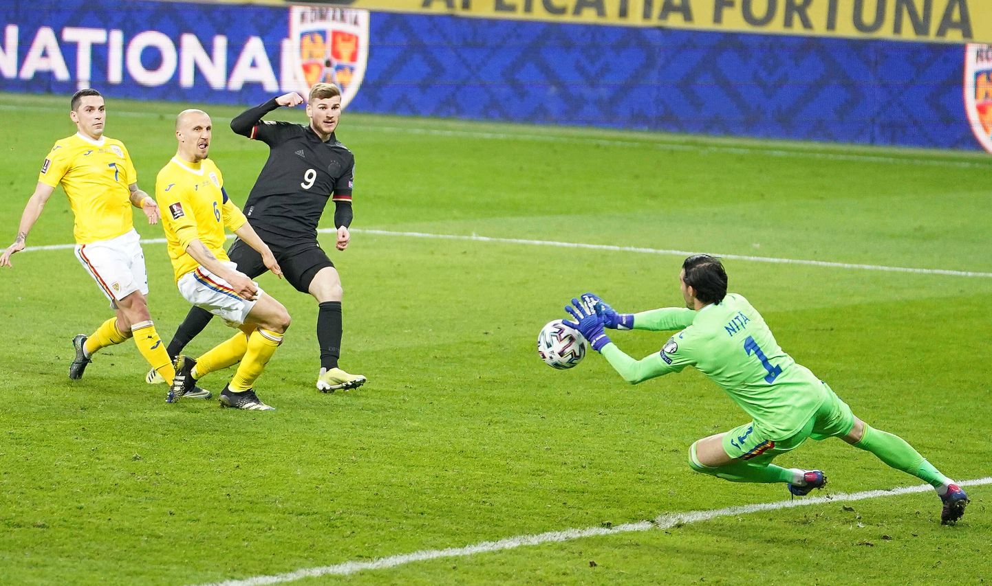 Saksamaa koondislase Timo Werneri pealelöök Rumeenia väravale. Saksamaa võttis Bukarestis toimunud kohtumises napi 1:0 võidu.