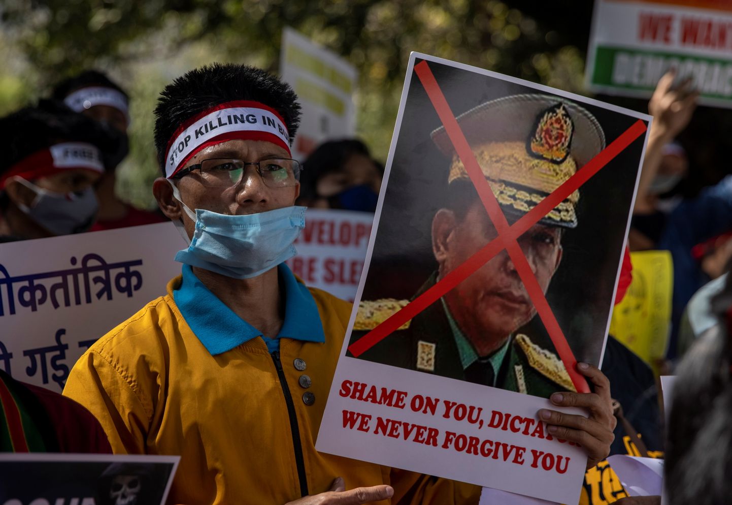 Indias elav Myanmari kodanik protestimas sõjaväe režiimi vastu.