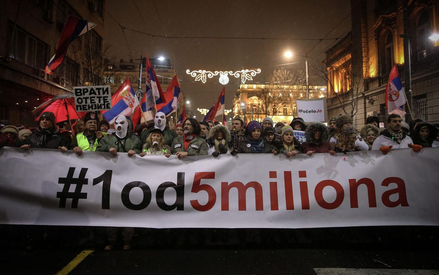 «Olen üks viiest miljonist» loosungiga meeleavaldajad Serbia pealinnas Belgradis 5. jaanuaril. Kuigi protestid on riigis väldanud alates detsembri algusest, pole meeleavaldajatel kindlaid nõudmisi.