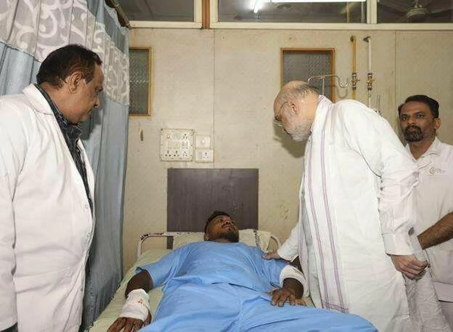 India siseminister Amit Shah kohtus Ahmedabadi haiglas neljapäevases lennuõnnetuses ainsana ellu jäänud Vishwash Kumar Rameshiga.