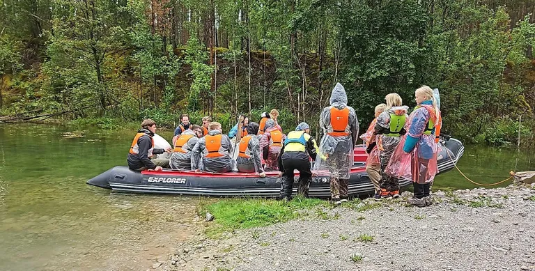 Algab retk Aidu kanalil, igaks juhuks vihmakiledes.