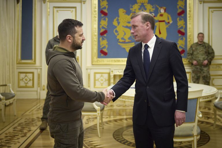Sullivan kätlemas Ukraina presidendi Volodõmõr Zelenskõiga Kiievis.